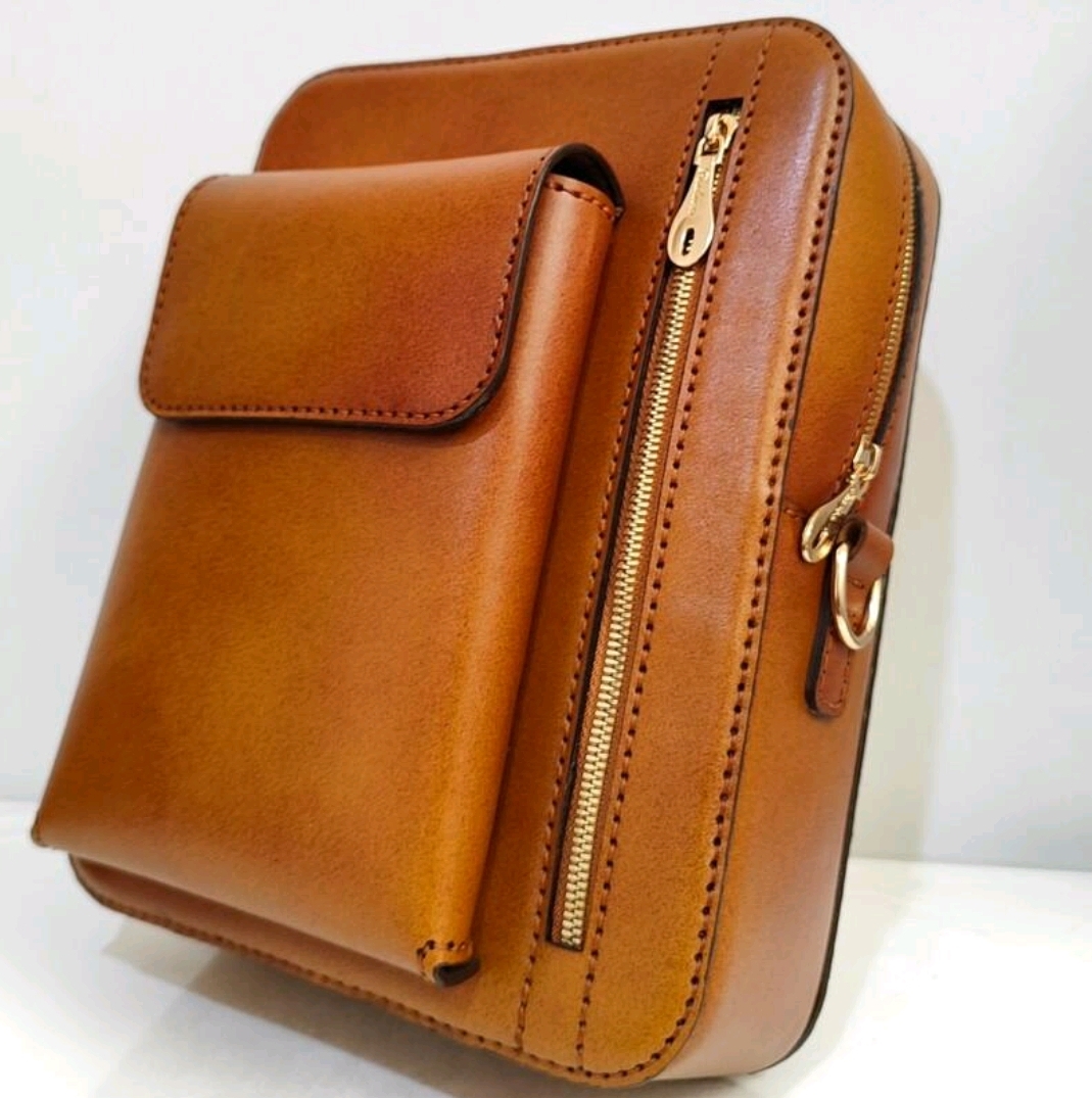 کیف دوشی چرم گاوی دوخته شده با نخ موم زده جادار،دارای بند دوشی دولایه،یک جیب در پشت کیف،یک جیب و جای