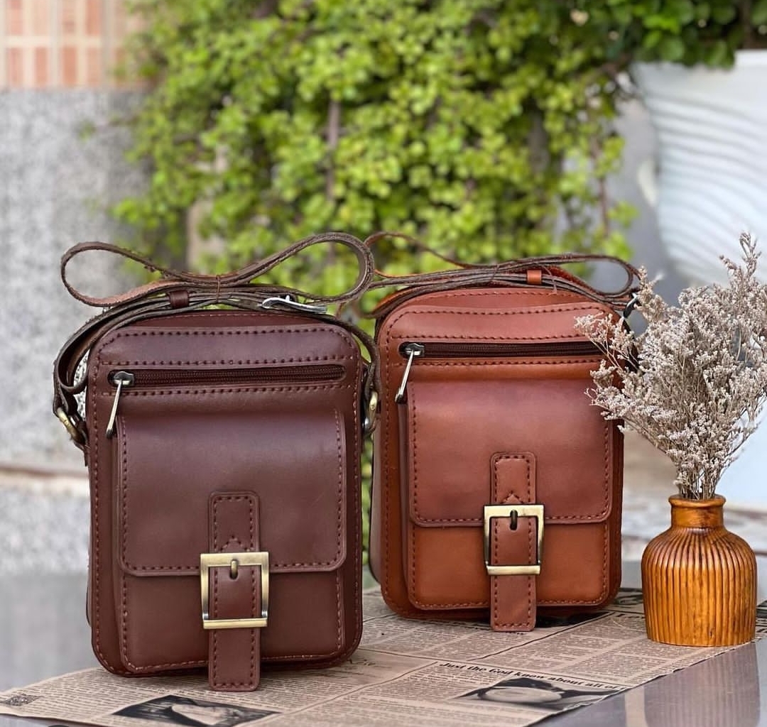 کیف دوشی چرم گاوی کاملاً دست دوز جادار.دارای یه بند دوشی دو لایه چرم