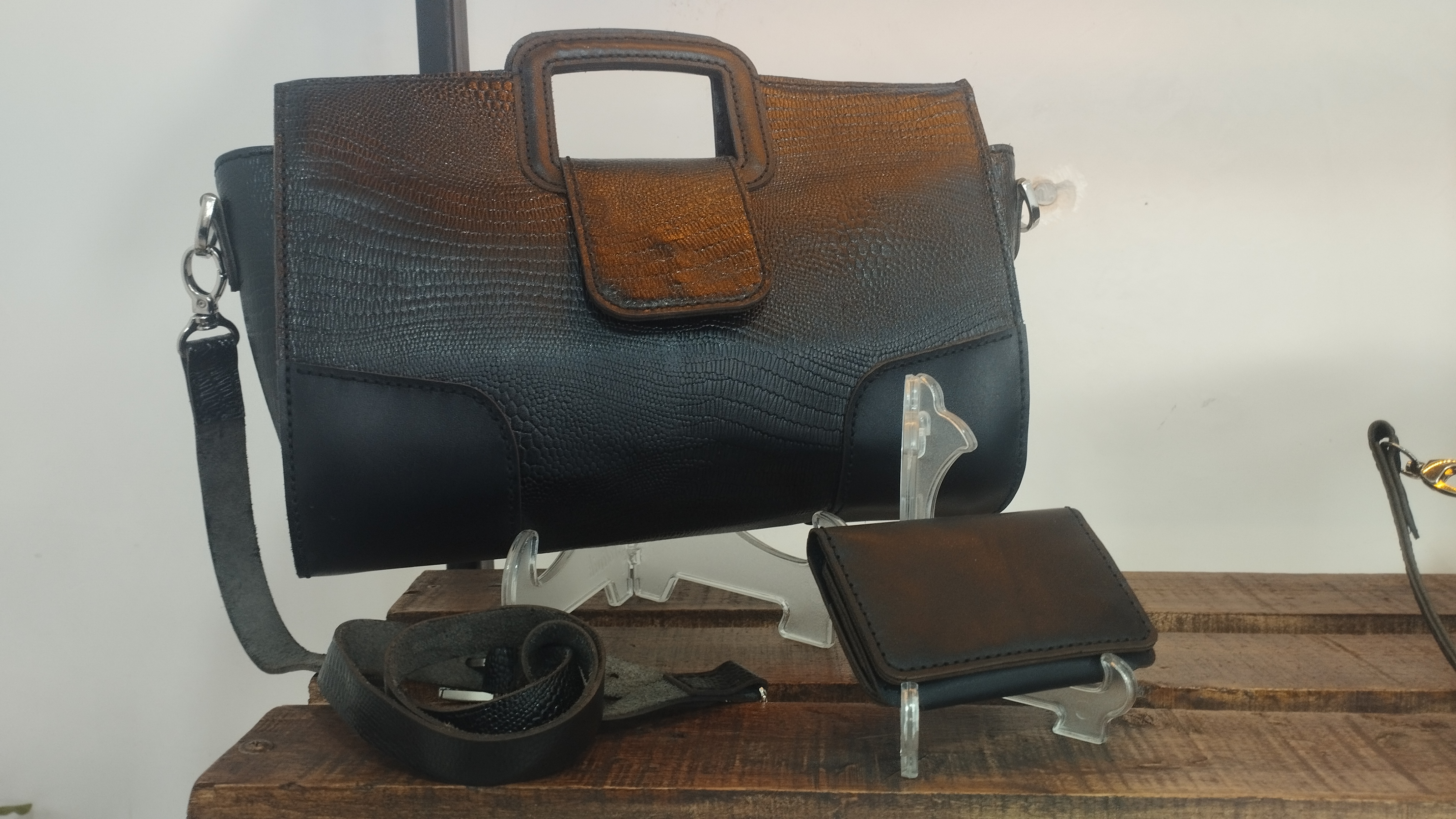 کیف دوشی زنانه چرم طبیعی