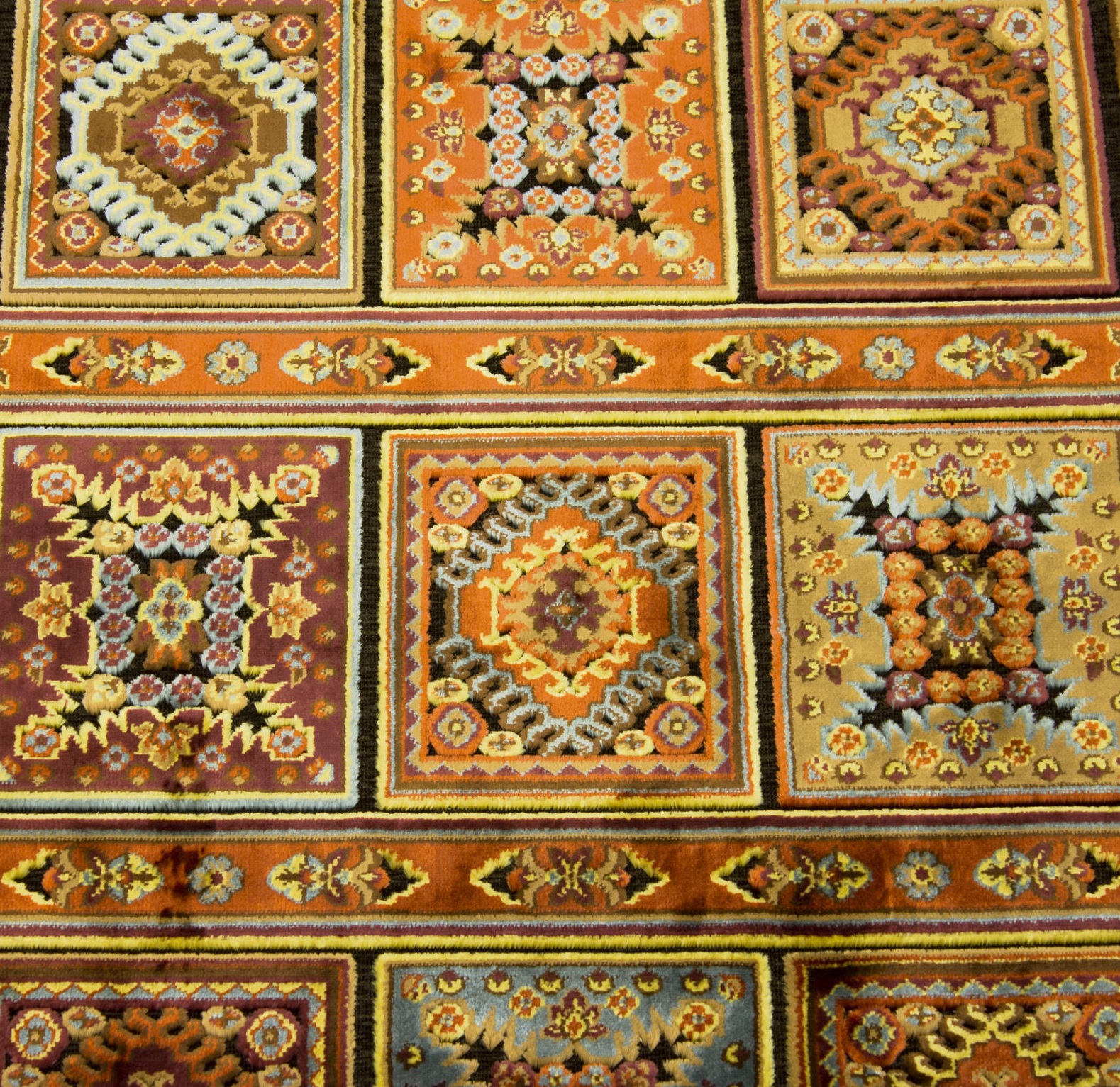 پادری طرح قالیچه ابریشمی مدل خشتی