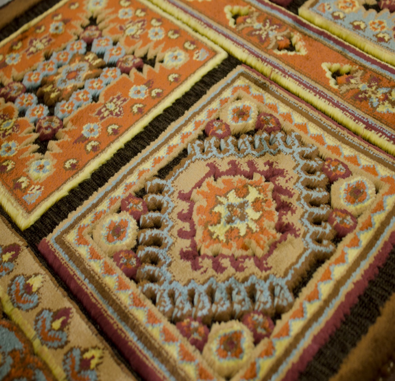 پادری طرح قالیچه ابریشمی مدل خشتی