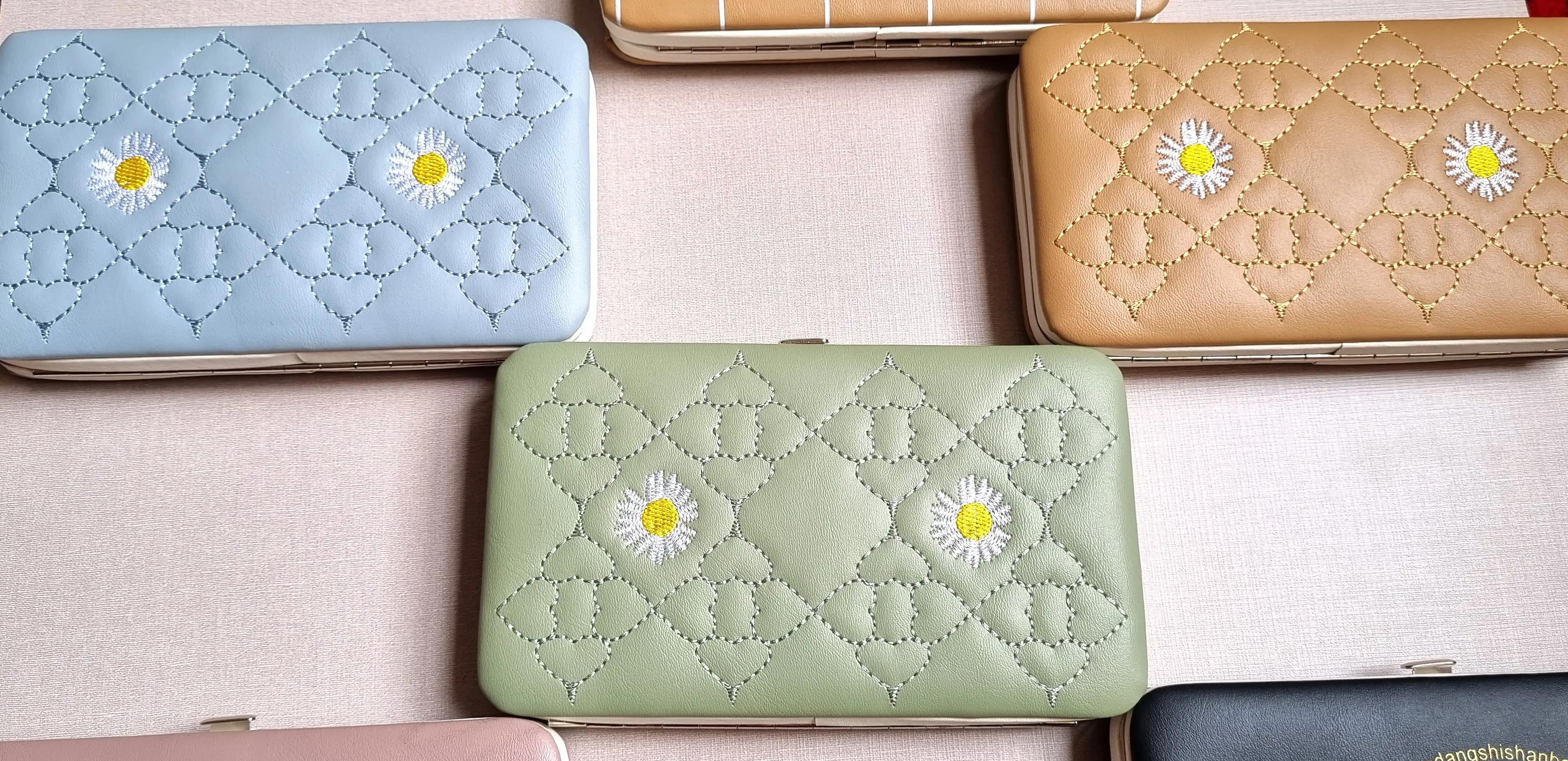 کیف پول و موبایل طرح گلدوزی