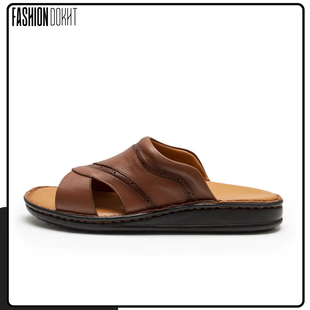 صندل مردانه چرم طبیعی رنگ‌ عسلی و مشکی، شیک و راحت، مناسب برای استفاده روزمره و ایستادن طولانی مدت.
