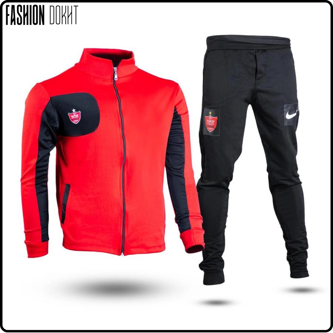 یک مرد با استایل ورزشی که ست سوئیشرت و شلوار پرسپولیس را پوشیده، در حال دویدن در فضای باز