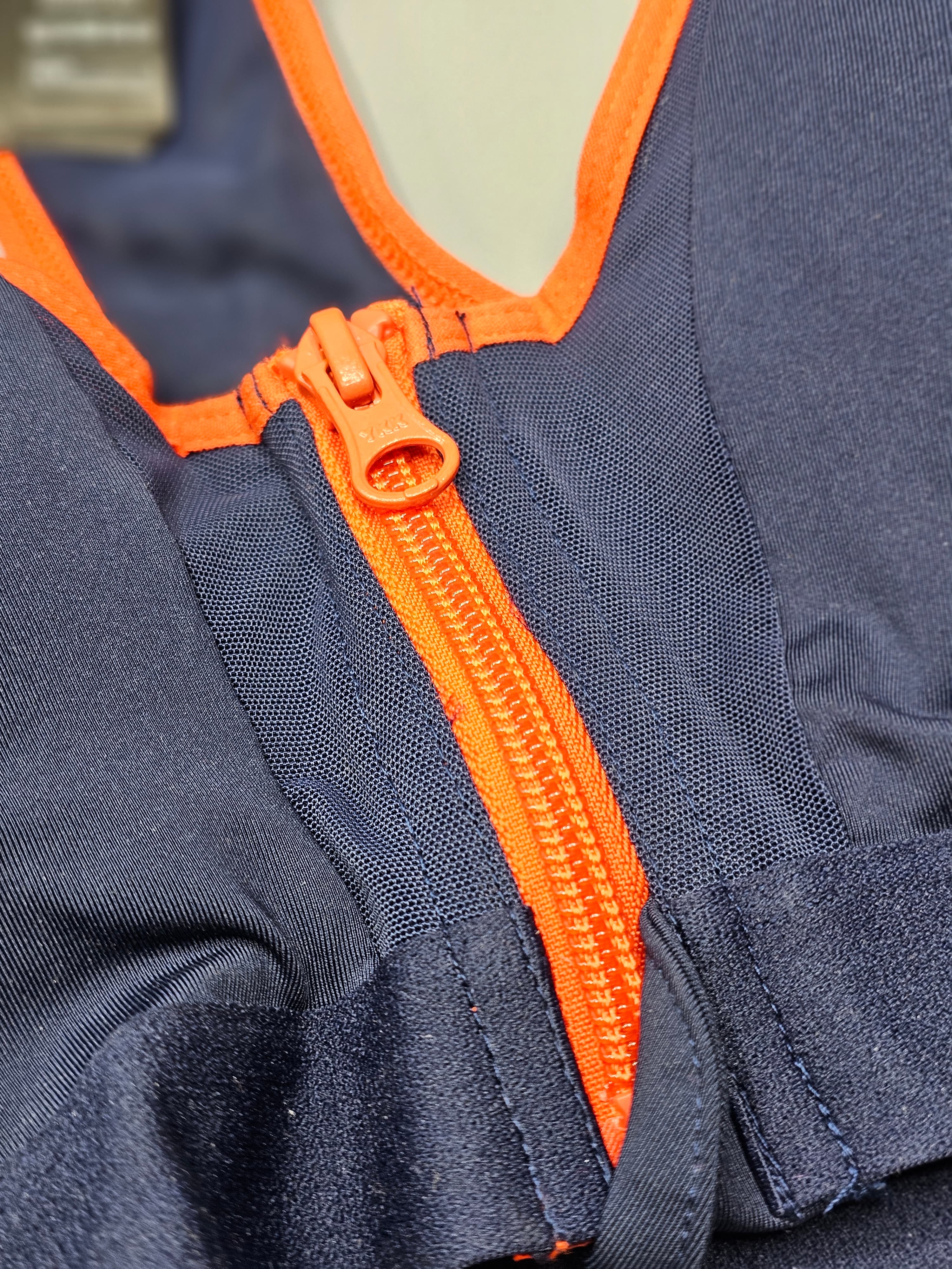 نیم تنه ورزشی (تاپ ورزشی) جلو زیپ دار خارجی برند کریویت(crivit) وارداتی