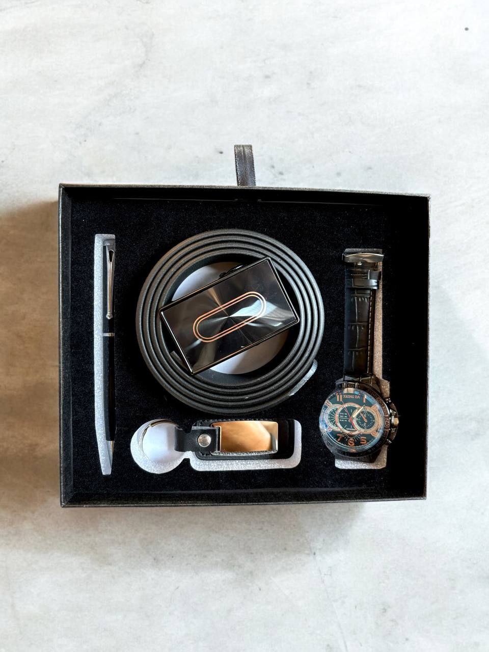ست کادویی مردانه شامل کمربند، کراوات و دکمه سرآستین با جعبه کادویی لوکس