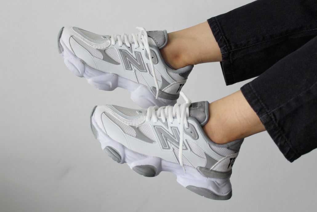 کتونی زنانه نیوبالانس ۹۰۶۰ ترند و پرفروش کتونی نیوبالانس دخترانه رنگ سفید طوسی