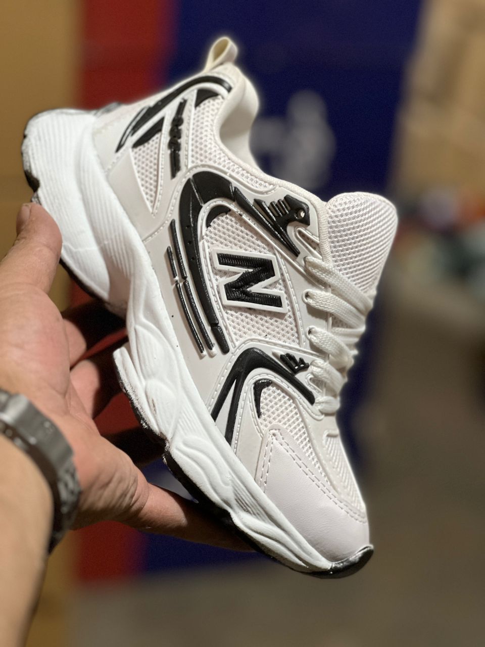 کتونی نیوبالانس زنانه رنگ سفید مشکی کتونی دخترانه نیوبالانس ۵۳۰