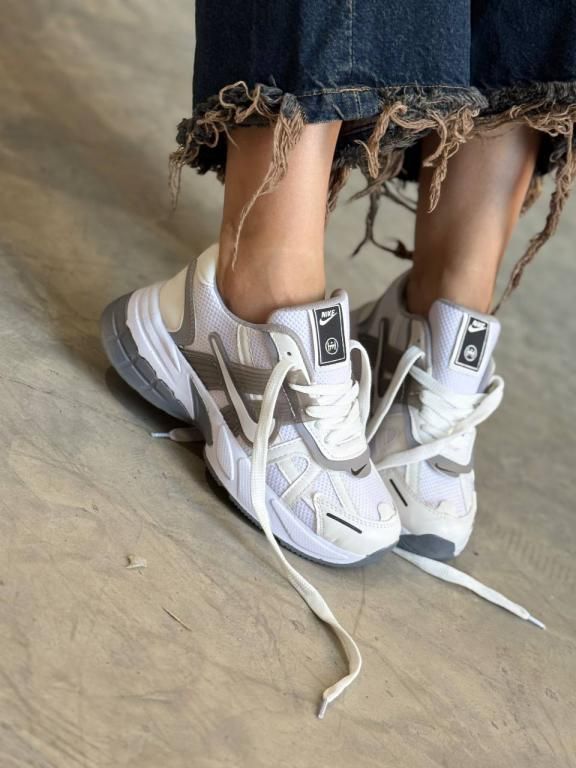 کتونی زنانه نایکی v2k رنگ سفید طوسی کتونی نایکی وی تو کی