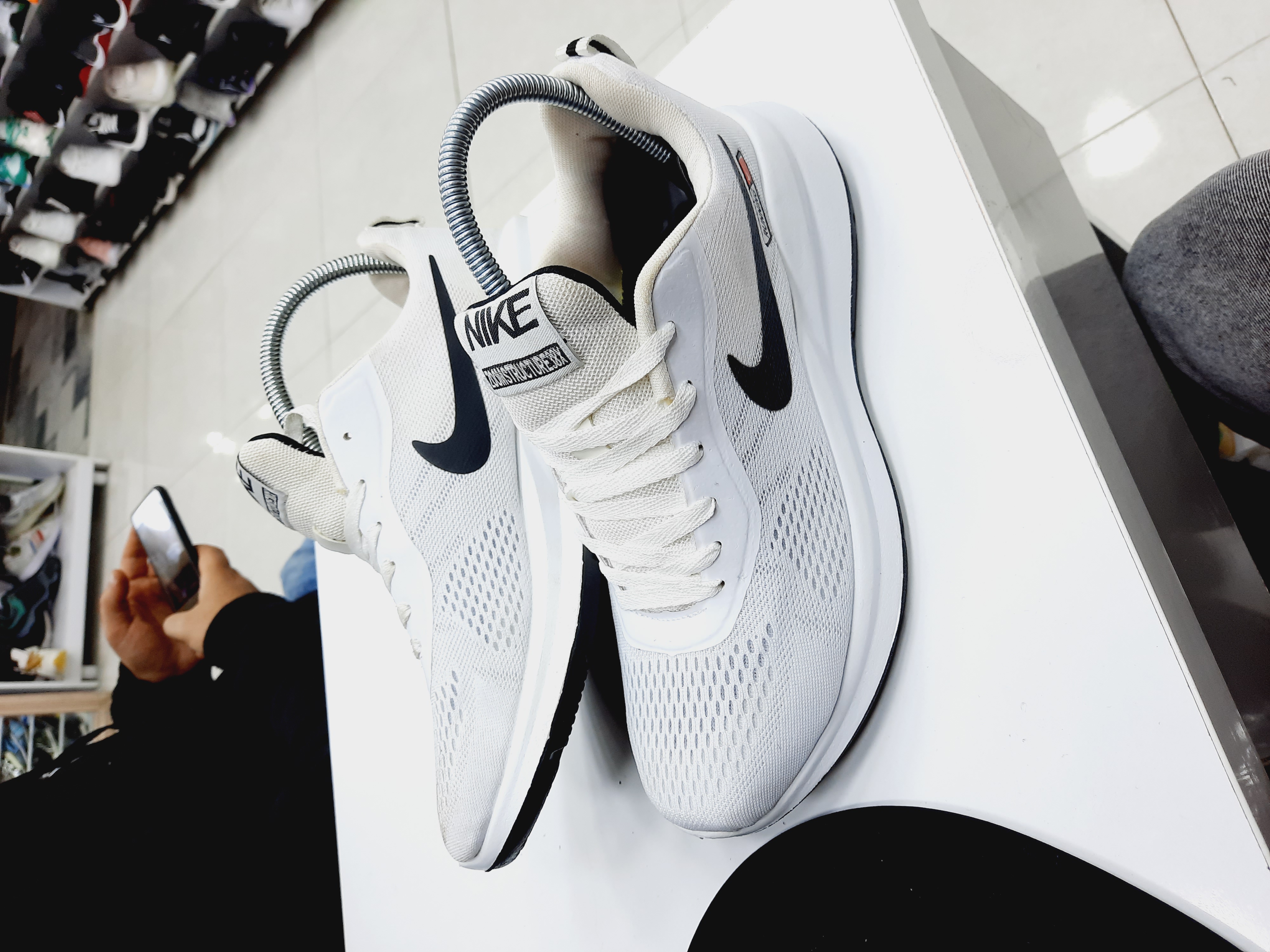 کتونی نایک مردانه سفید مشکی حراج شد زیر قیمت بازار از دست ندید