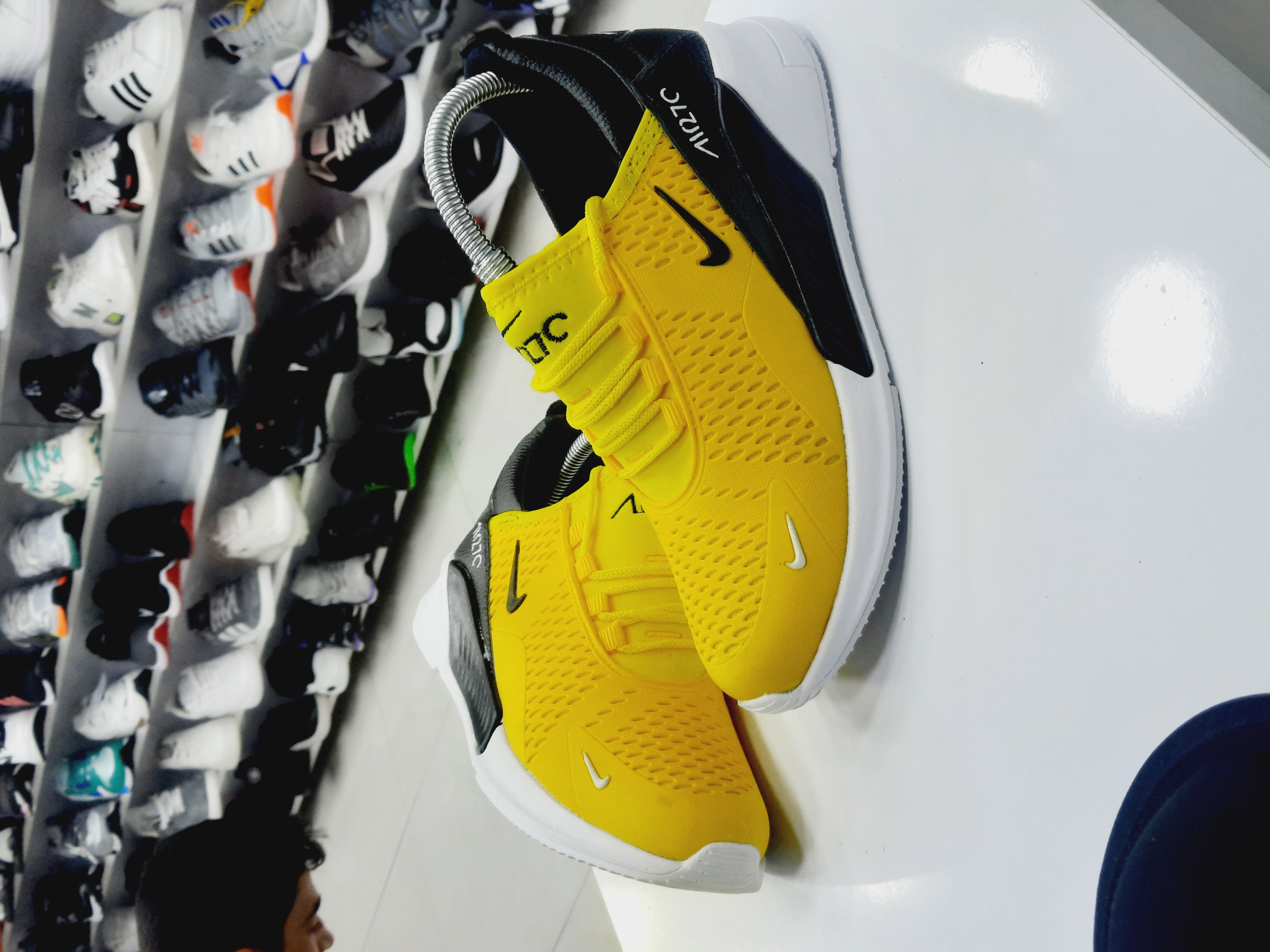 کتونی نایک ایر 270 رنگ زرد NIKE AUR 270