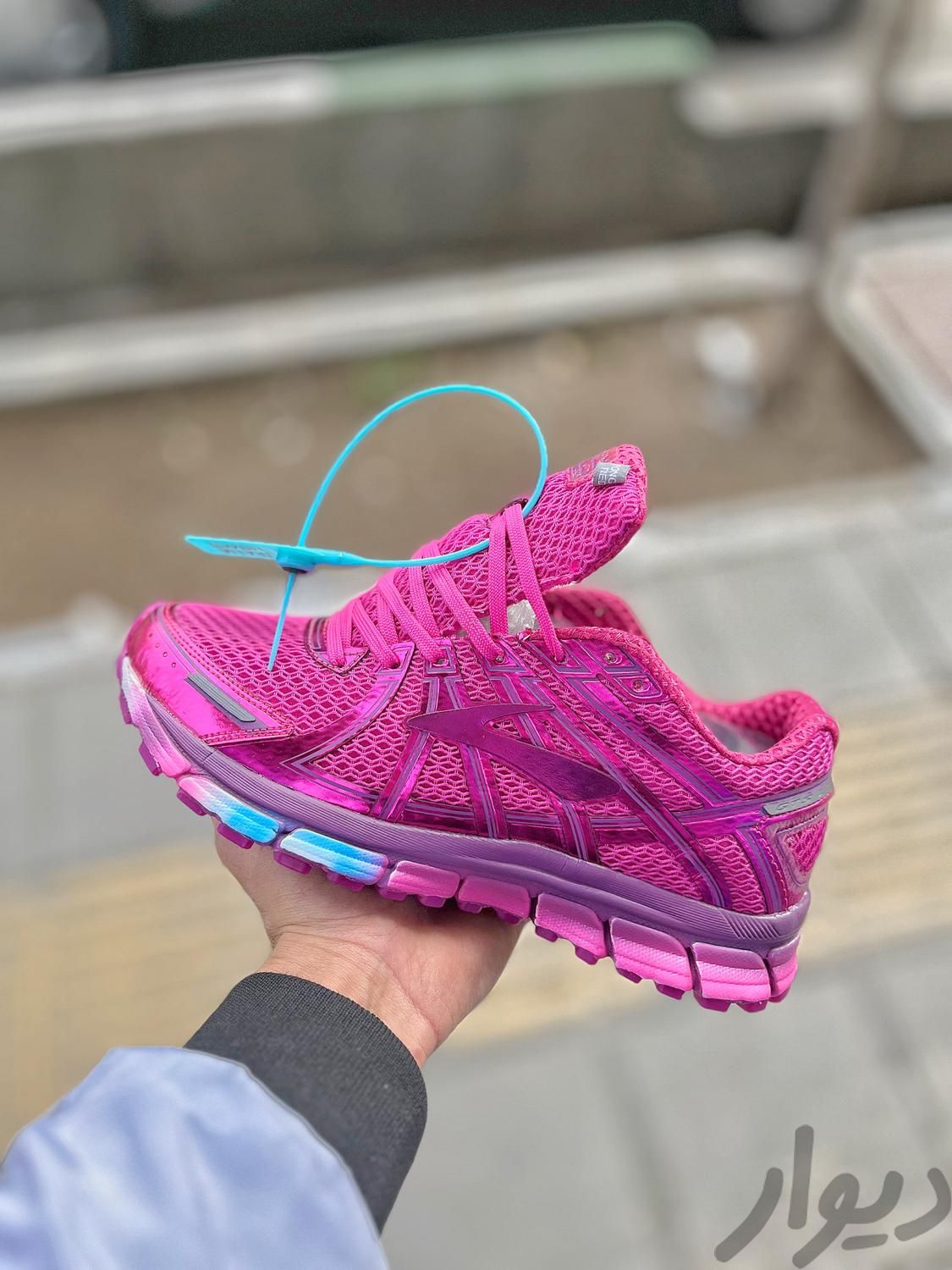 کتونی بروکس جی تی اس مردانه  رنگ صورتی brooks gts inside