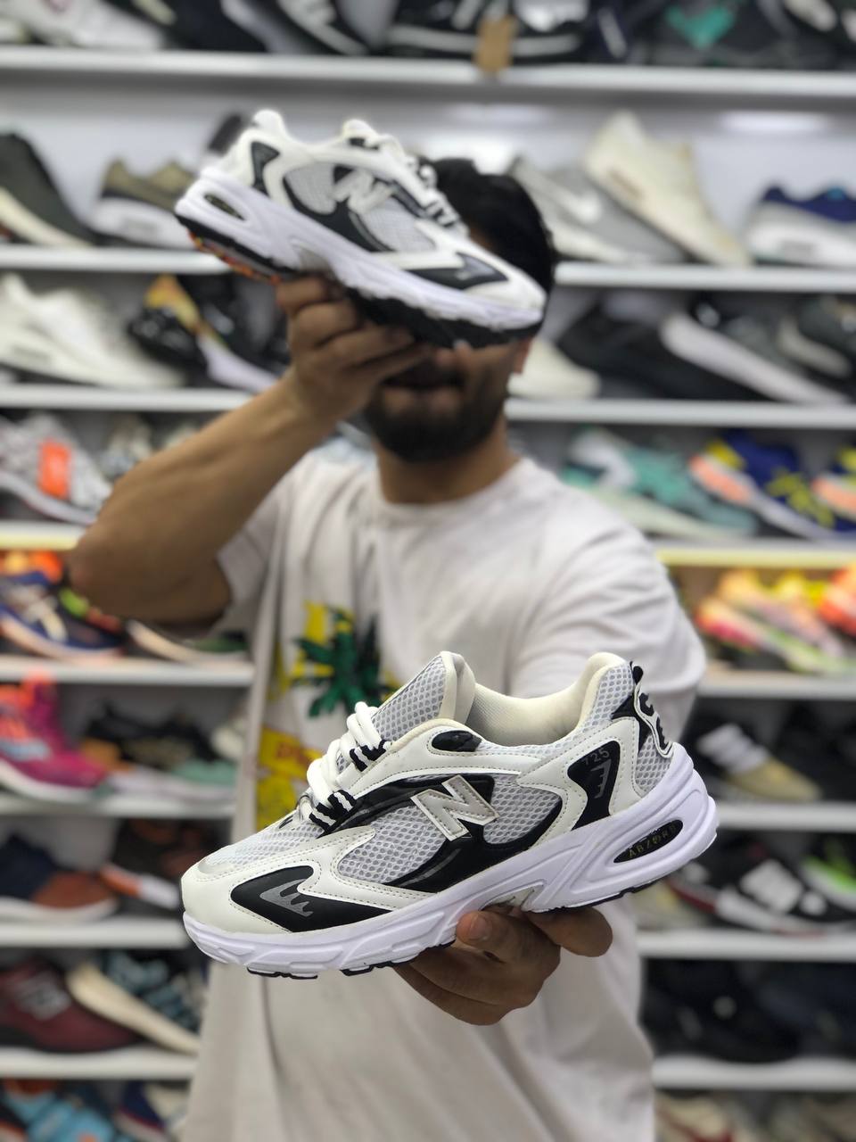 کتونی نیوبالانس 725 مردانه رنگ سفید نقره ای  جدید و ترند