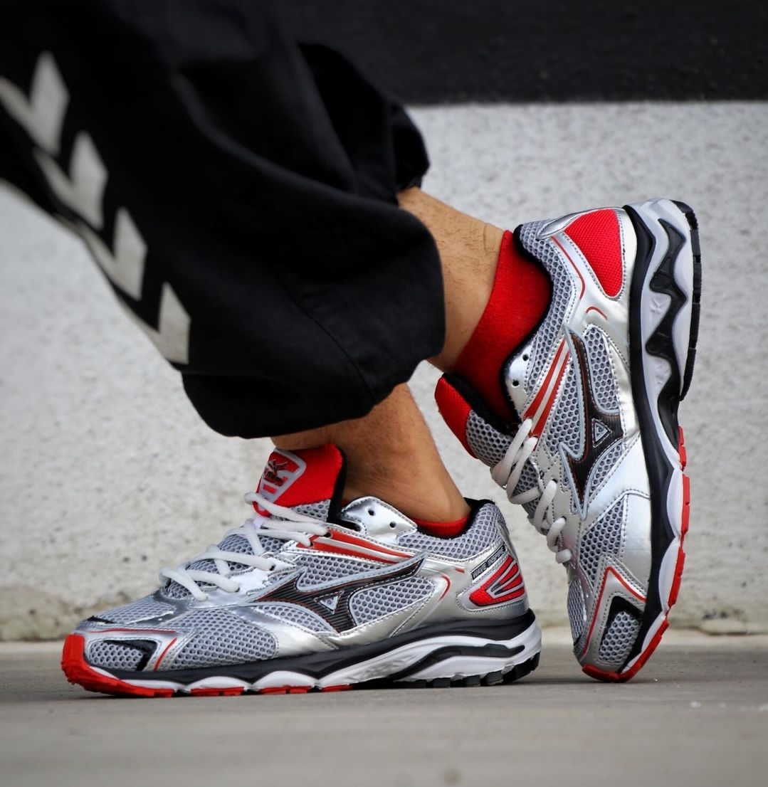 کتونی میزانو مردانه رنگ طوسی قرمز و بنفش جدید و ترند MIZUNO WAVE