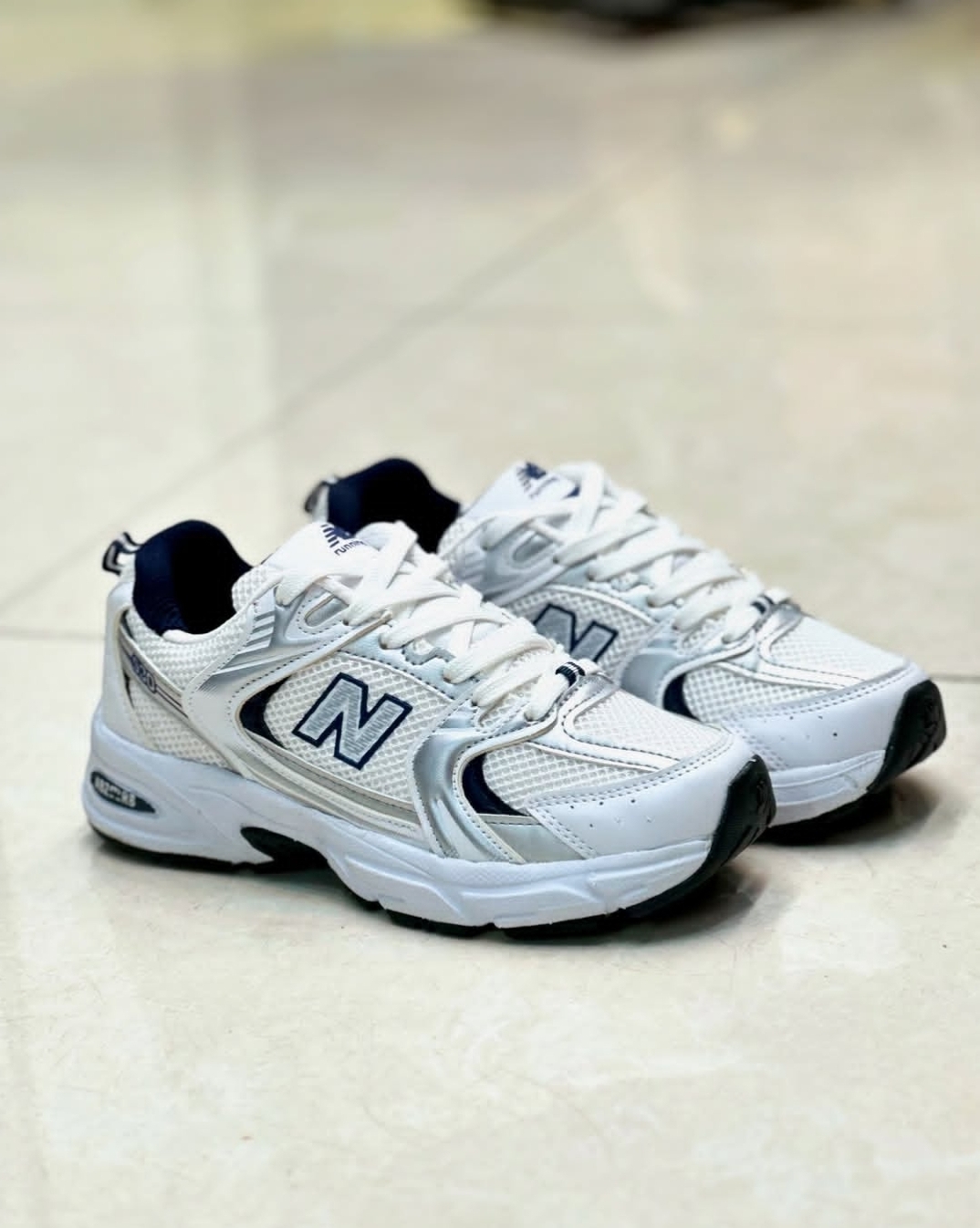 کتونی نیوبالانس ۵۳۰ مردانه رنگ سفید سرمه ای جدید و ترند