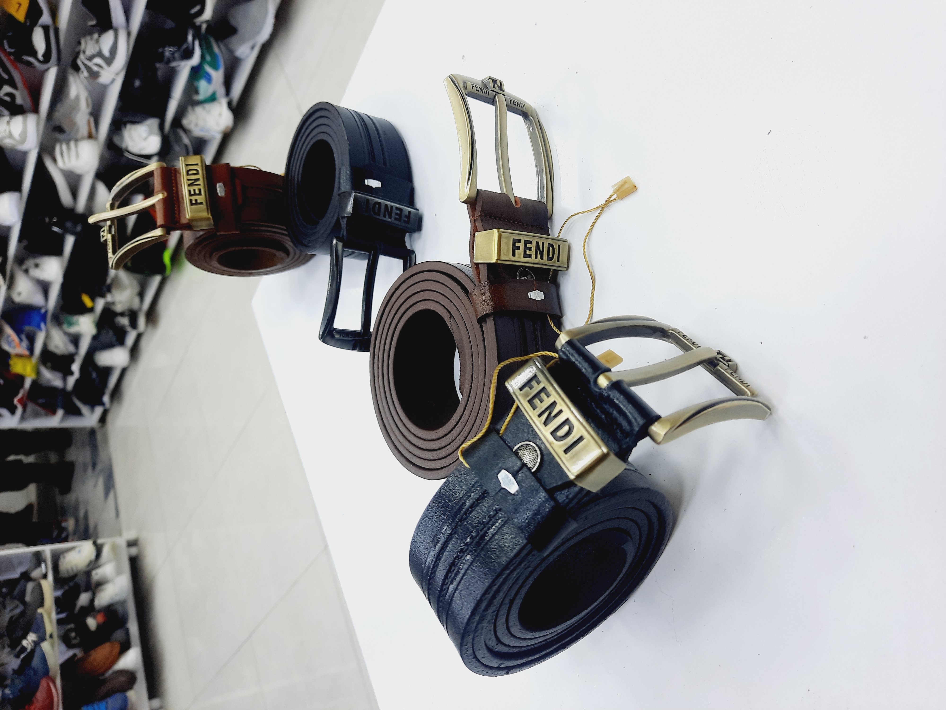 کمربند مردانه تمام چرم زبانه دار برند فندی