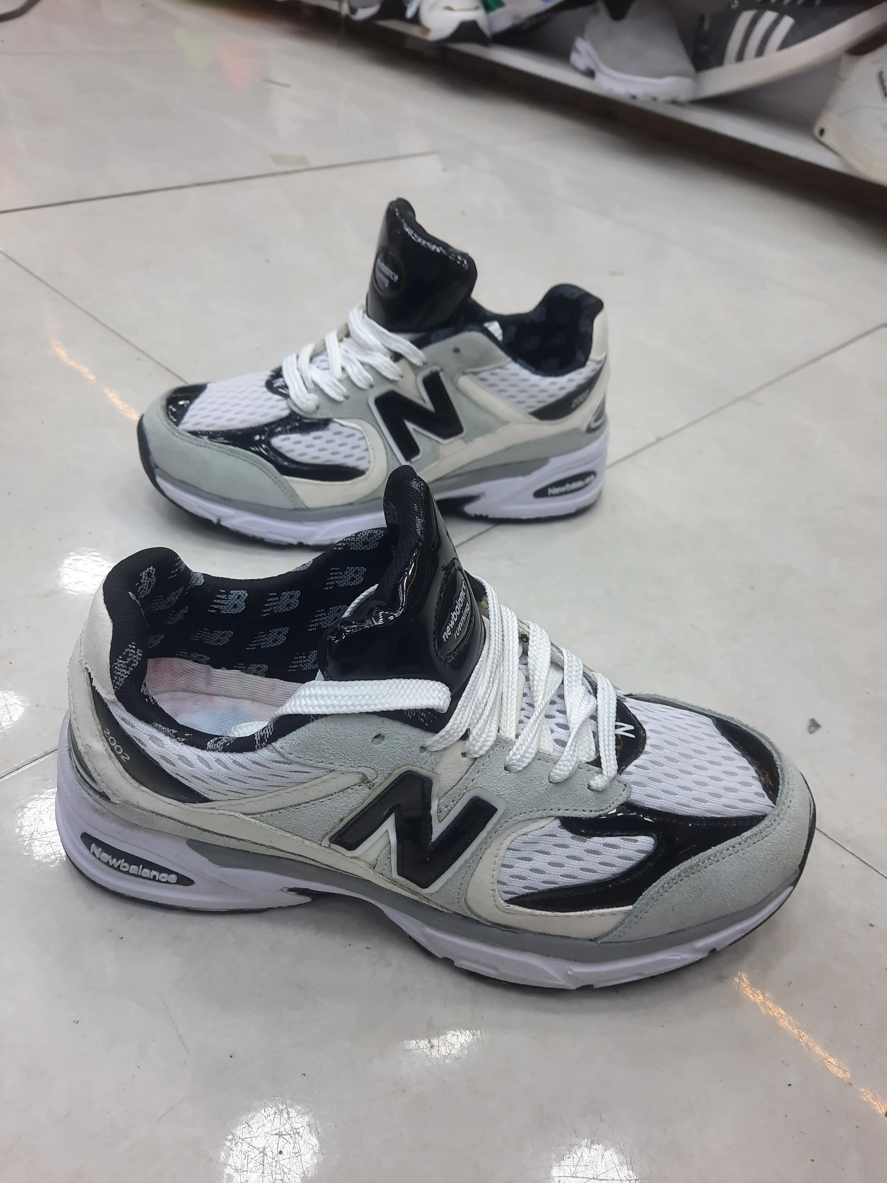 کتونی نیوبالانس 2002 مردانه رنگ سفید مشکی جدید و ترند