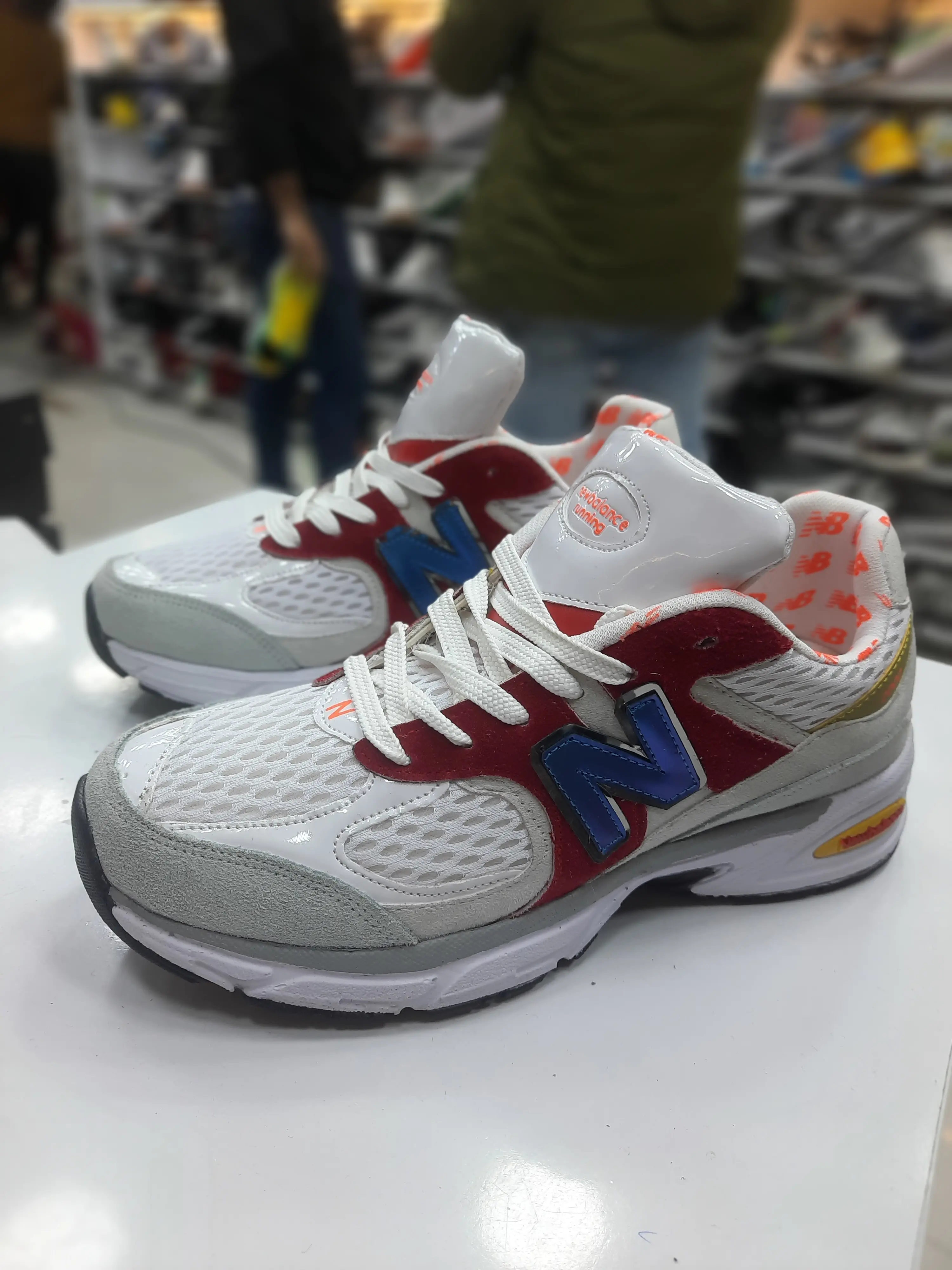 کتونی نیوبالانس جدید مردانه مدل 2002 رنگ سفید قرمز