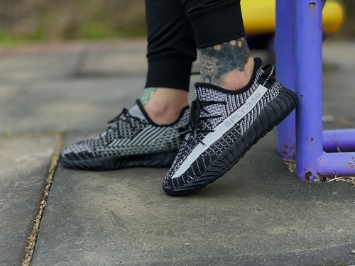 کتونی جورابی  یزی 350 مردانه رنگ مشکی جدید پرفروش(تابستانی مدل راحتی)