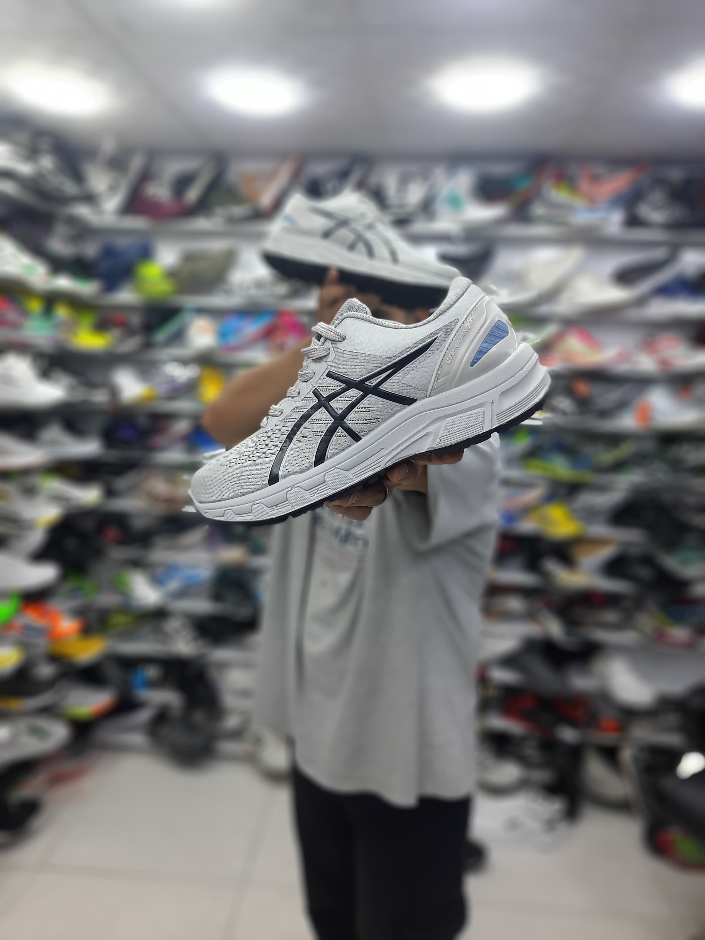 کتونی بزرگپا آسیکس اسوه زیره تزریق رنگ طوسی مشکی مدل پیاده روی