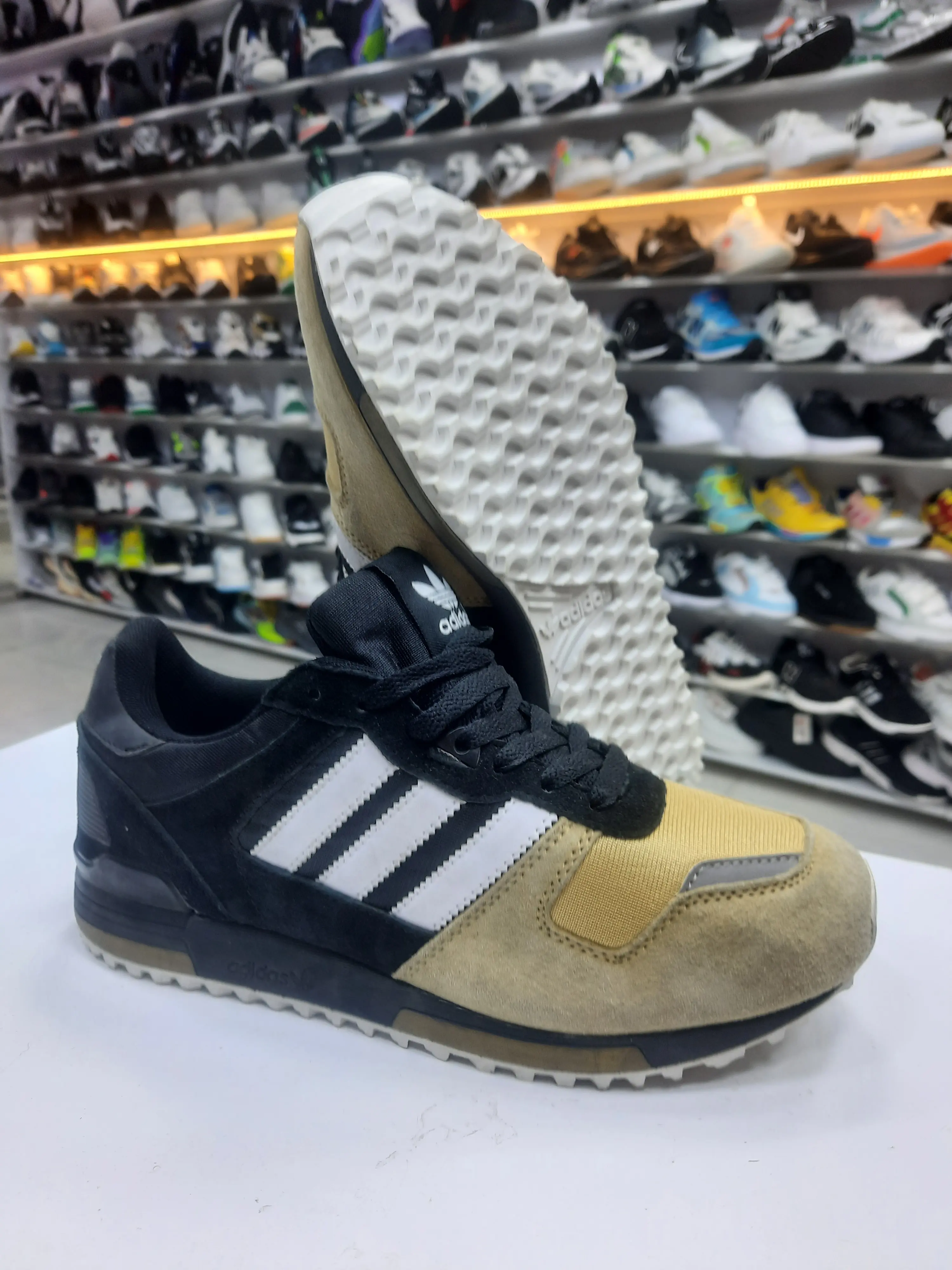 کتونی زد ایکس ویتنامی  مردانه خارجی zx700 رنگ مشکی کرم (فروش ویژه)