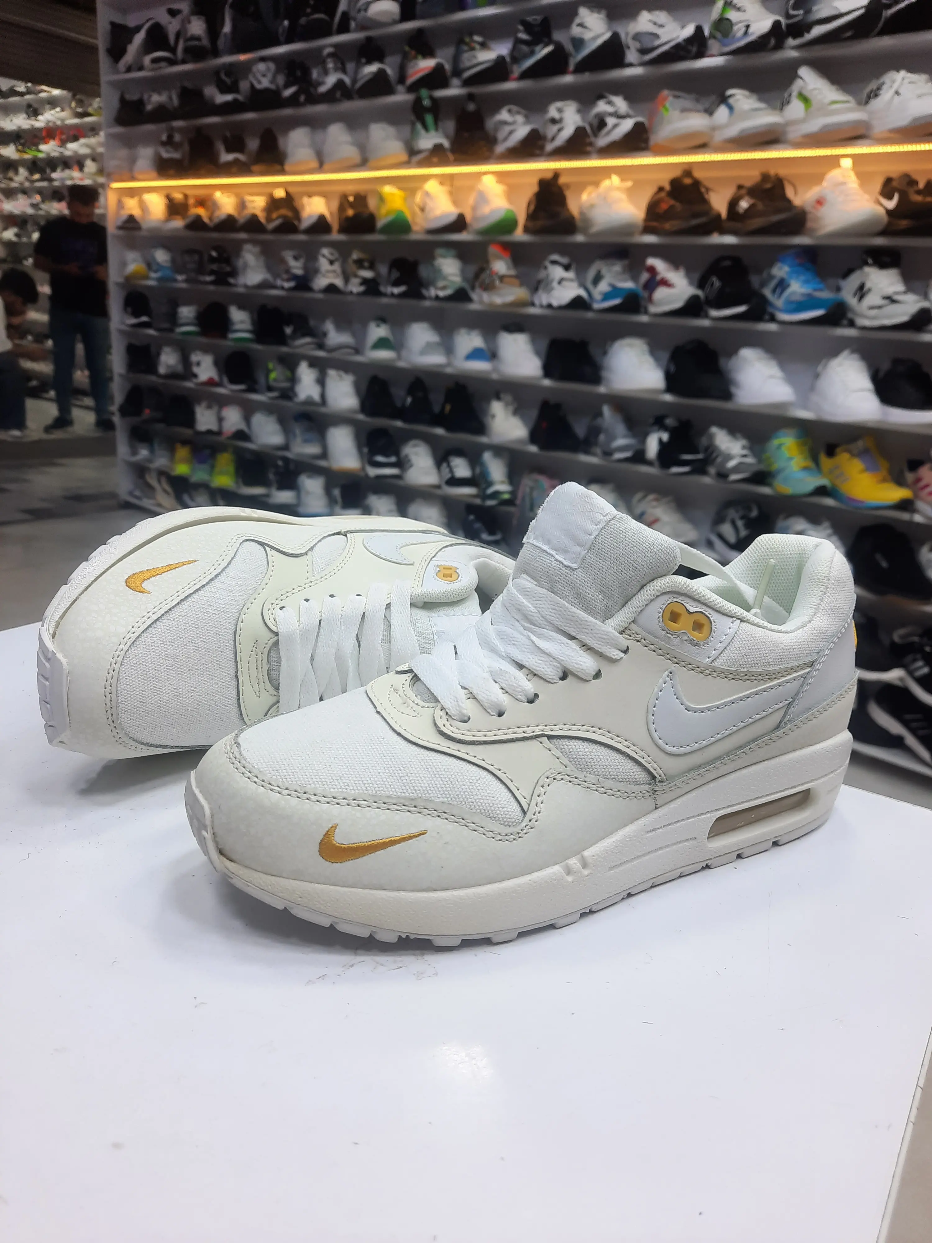 کتونی خارجی نایک ایر مکس سفید طلایی NIKE AIR MAX (فروش ویژه سایز 37 تا 40)