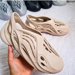صندل ساحلی مردانه فضایی یزی رنگ کرم  مدل YEEZY FOAM