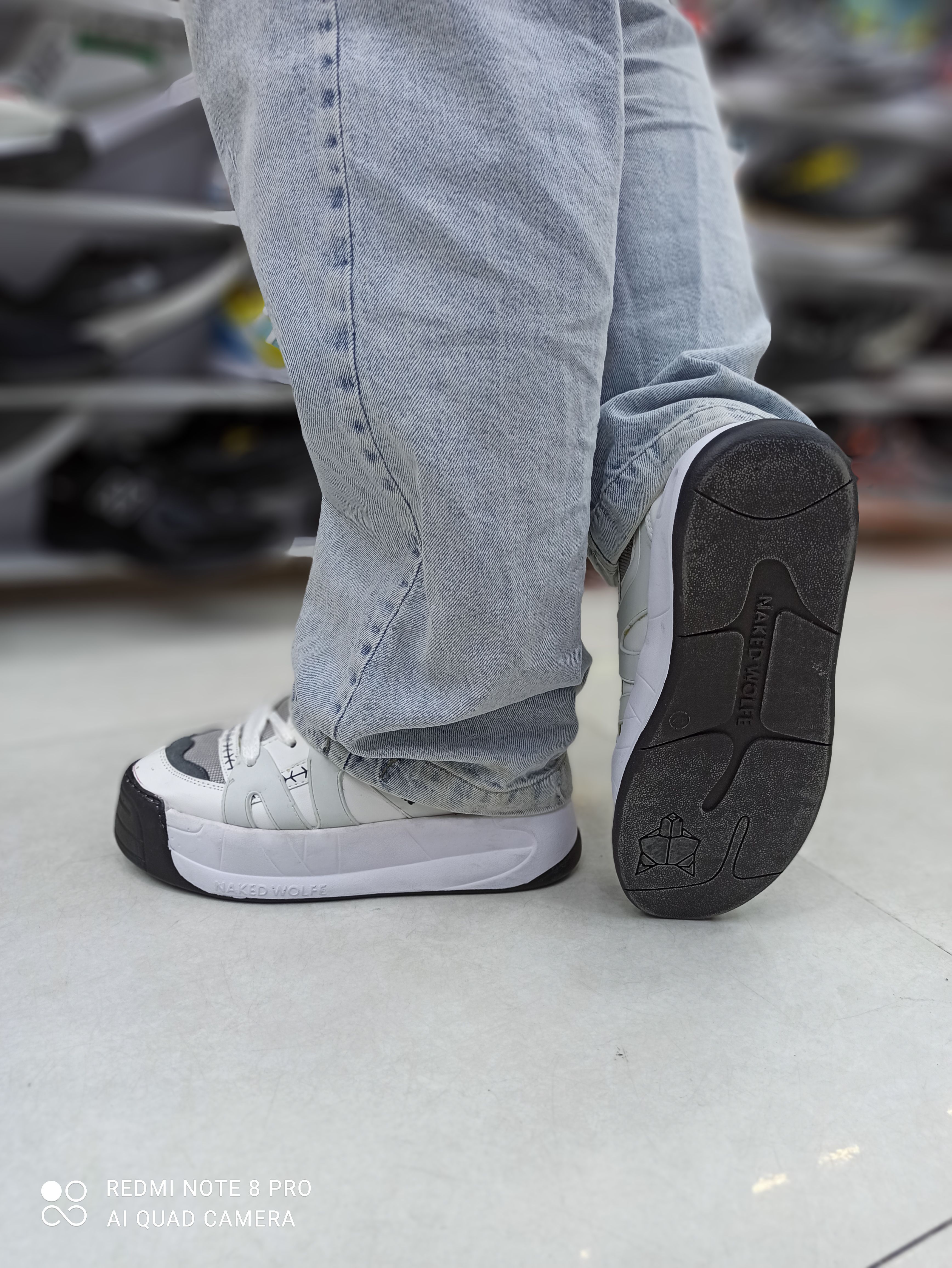 کتونی نیکد ولف مردانه رنگ سفید طوسی NAKED WOLF