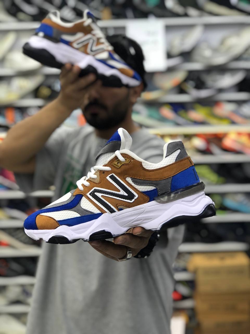 کتونی نیوبالانس مردانه مدل 9060 سفید آبی خط قهوه ای