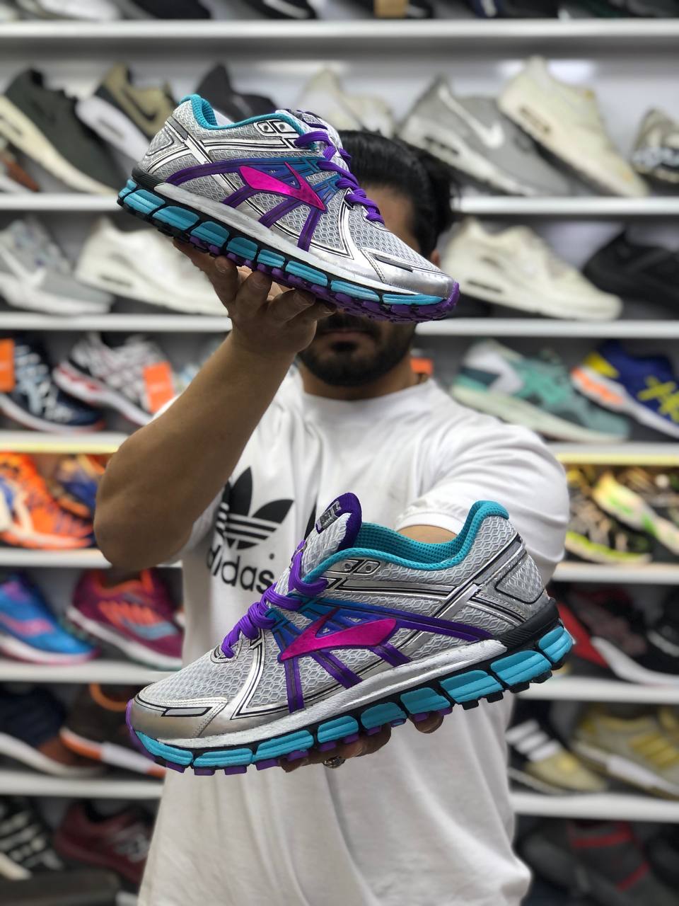 کتونی بروکس جی تی اس مردانه  رنگ طوسی  brooks gts inside