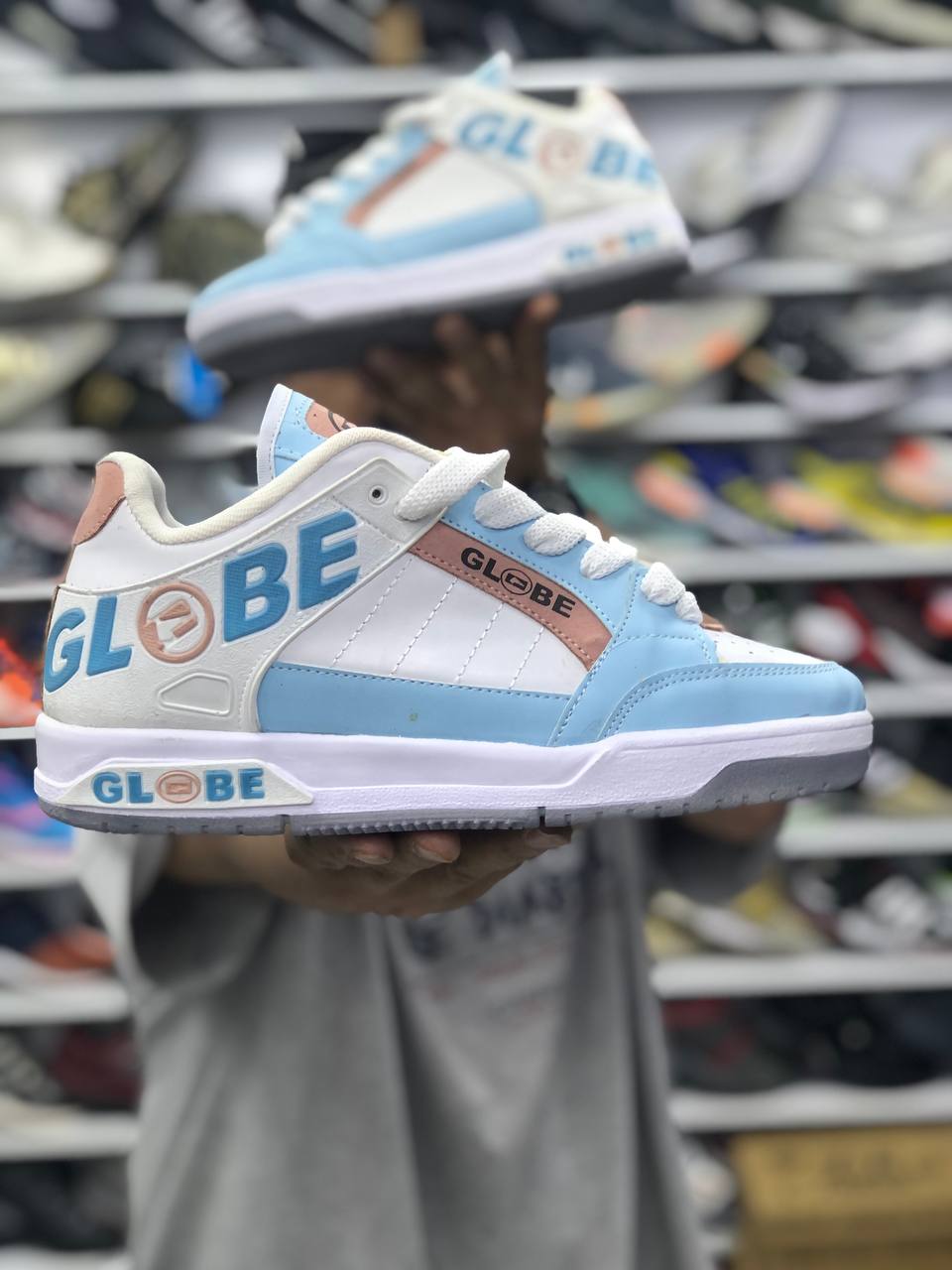 کتونی گلوب GLOBE مردانه رنگ سفید آبی حراج شد