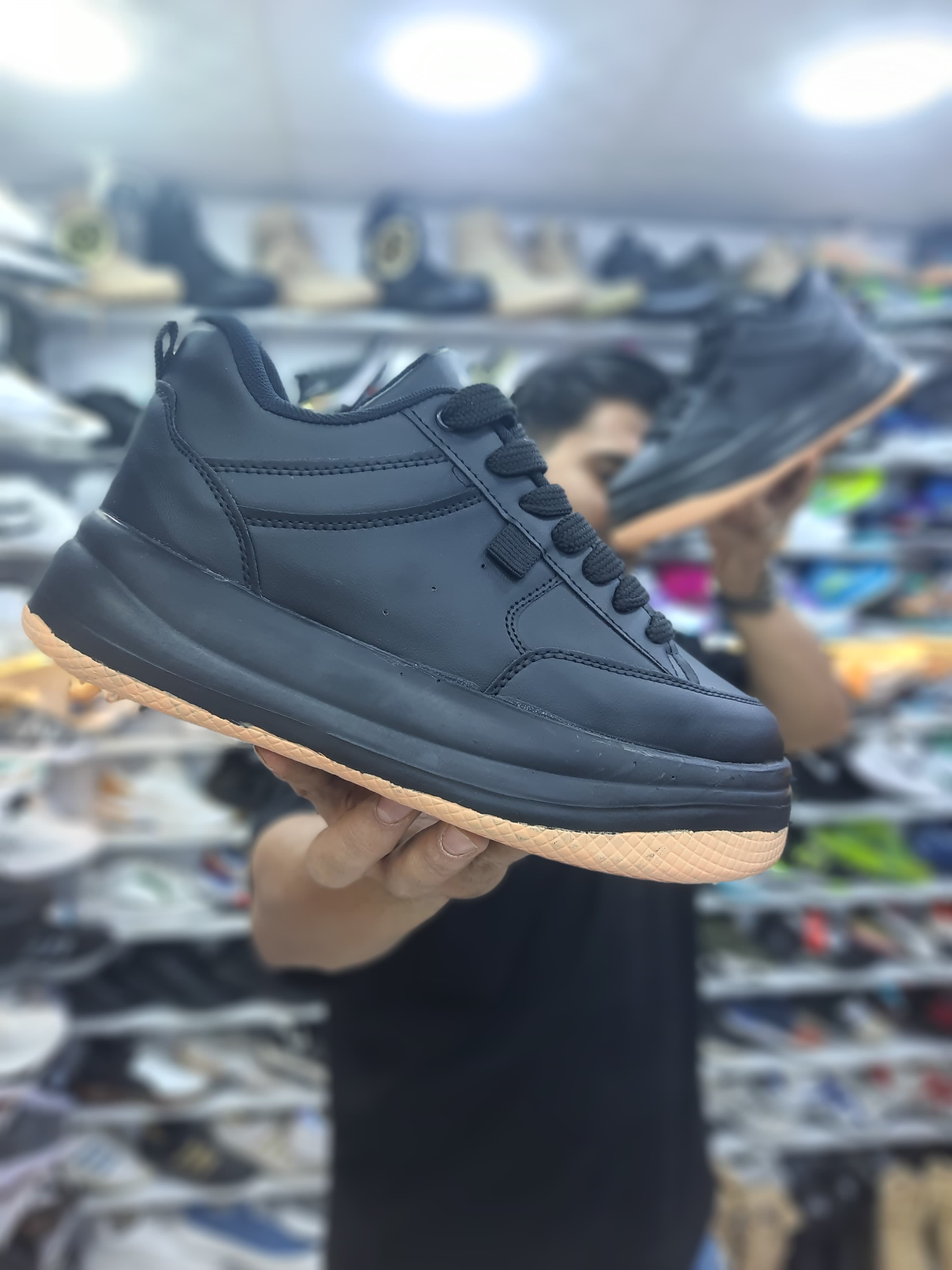 کتونی برشکا مردانه رنگ سفید کاراملی ترند و جدید