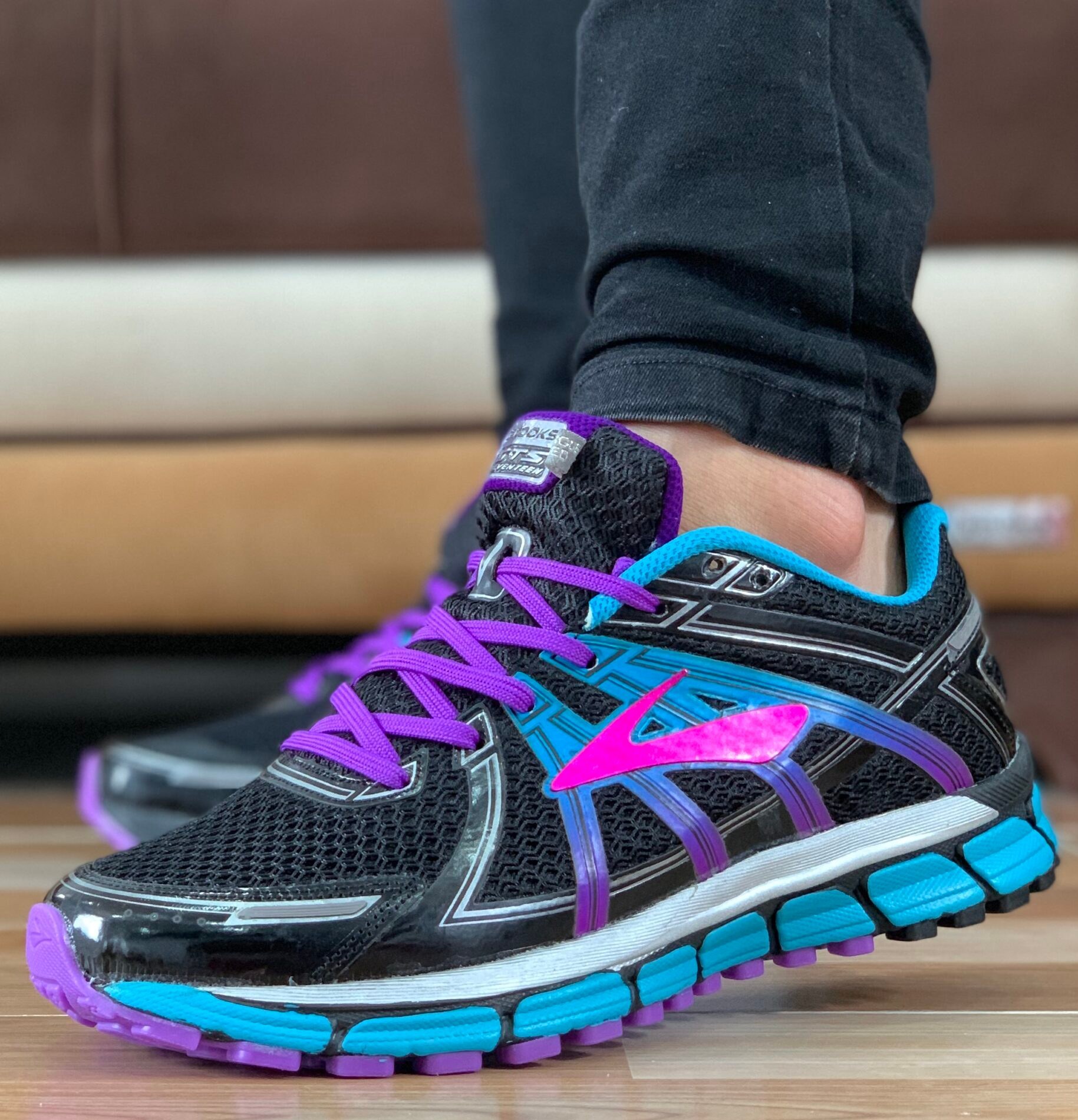 کتونی بروکس مردانه  رنگ آبی سبز brooks gts inside