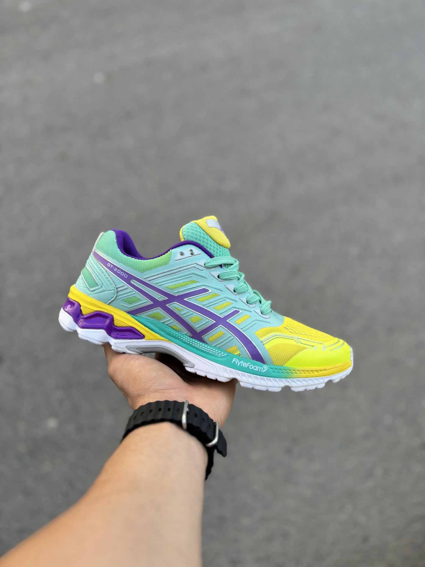 کتونی آسیکس مردانه شهباز رنگ زرد آبی بنفش جدید و ترند asics gt 2000
