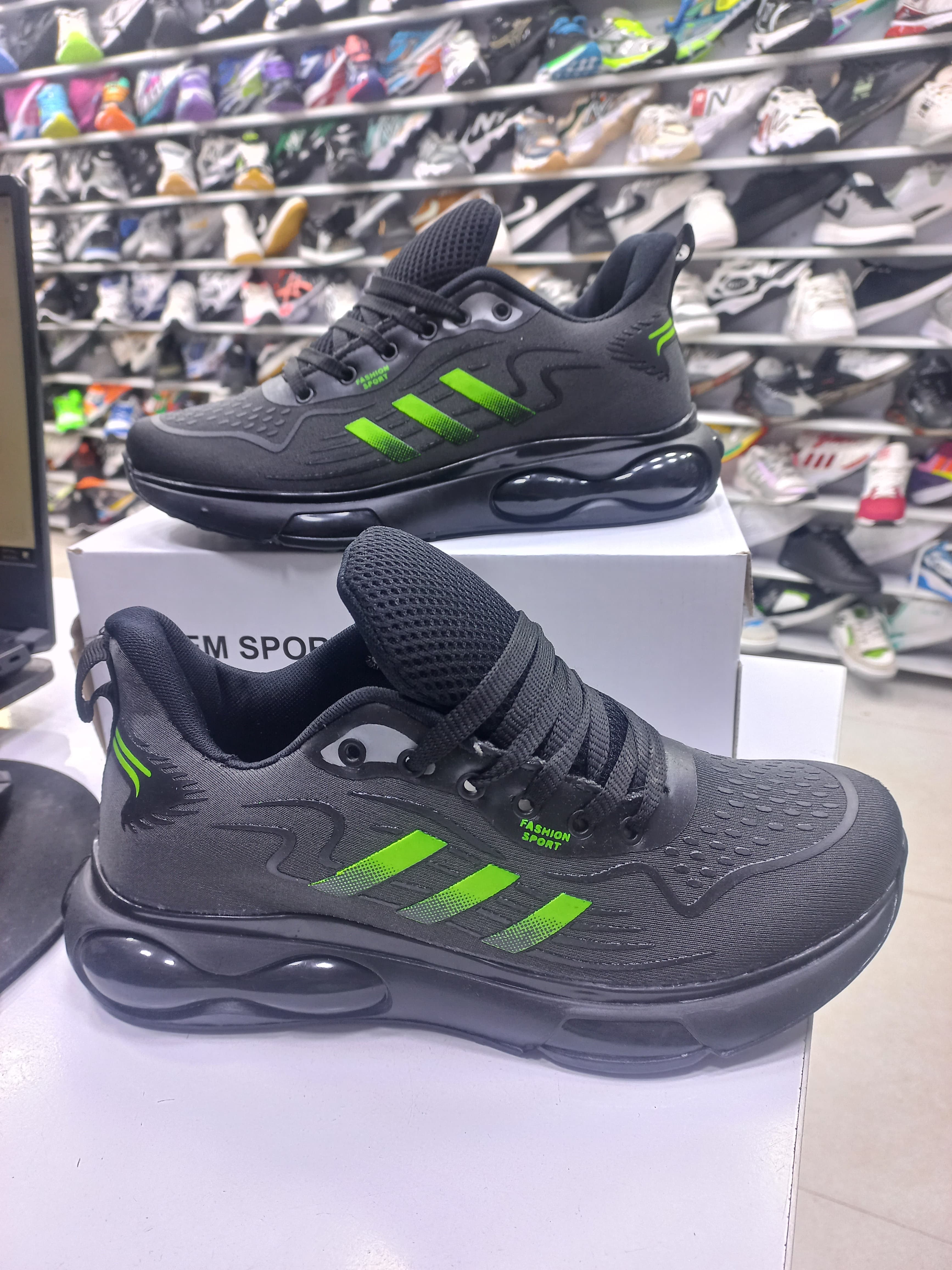 کتونی آدیداس کپسولی رنگ مشکی سبز حراج