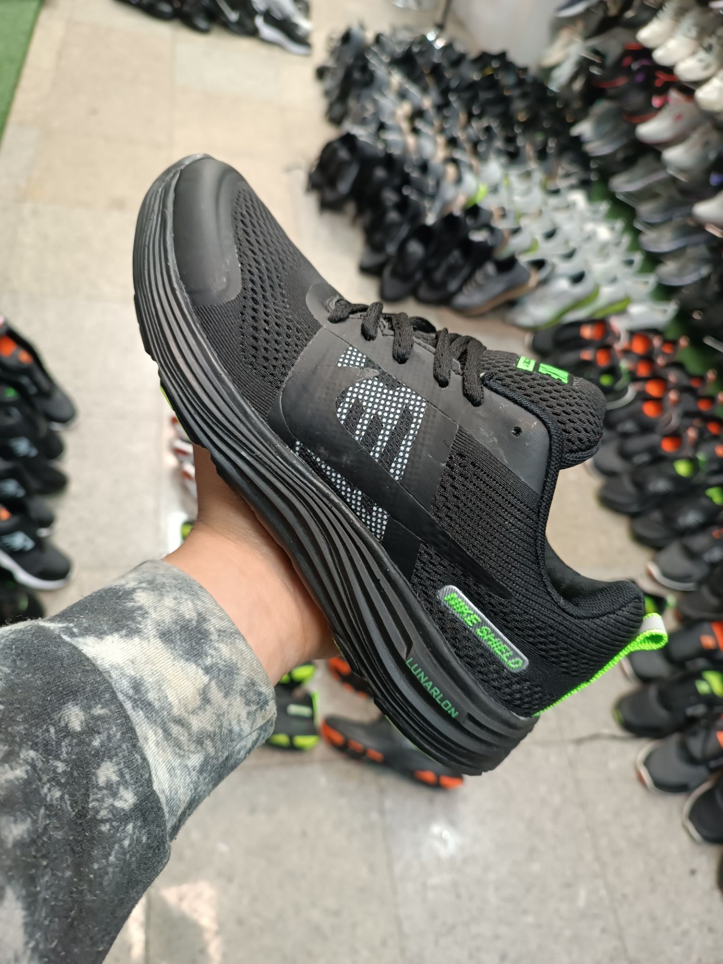 کتونی نایک شیلد مردانه رنگ طوسی نارنجی nike shield حراج شد