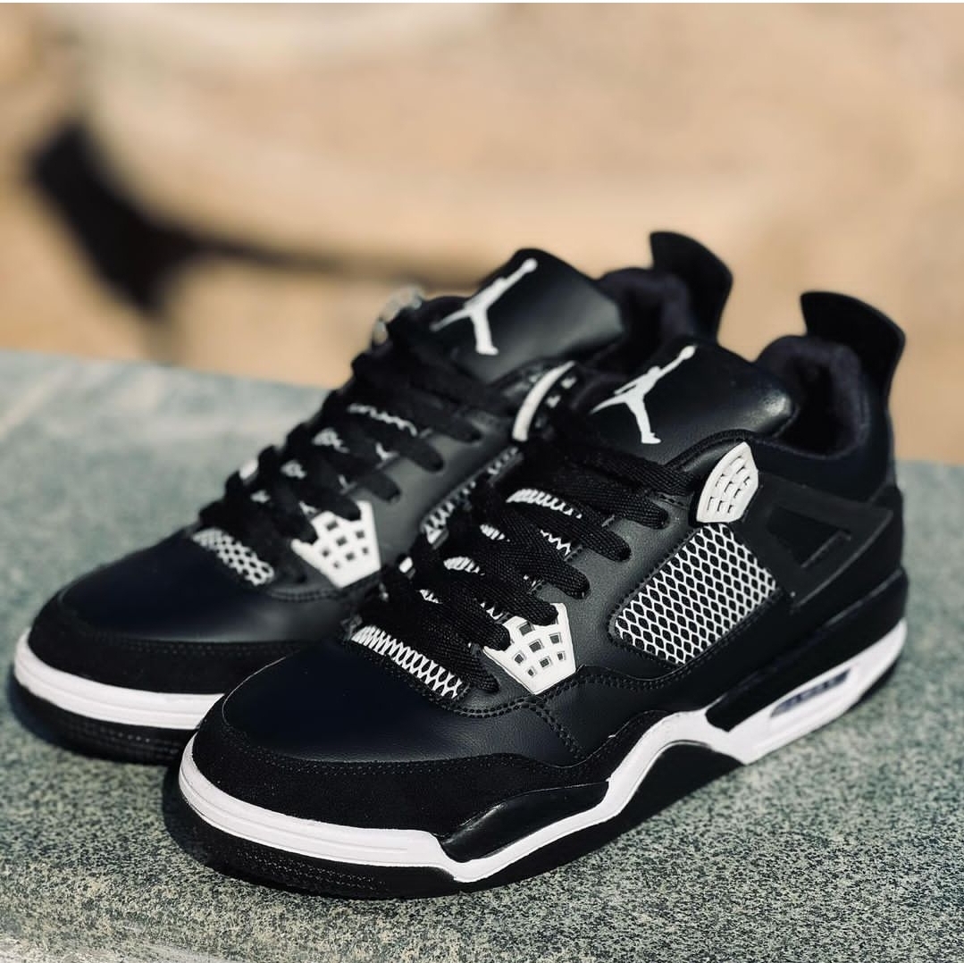 کتونی جردانه ۴ مردانه مشکی سفید حراج فقط 598هزار