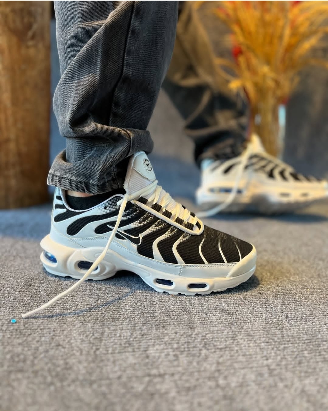 کتونی نایک تی ان پلاس رنگ سفید مشکی جدید و ترند nike tn