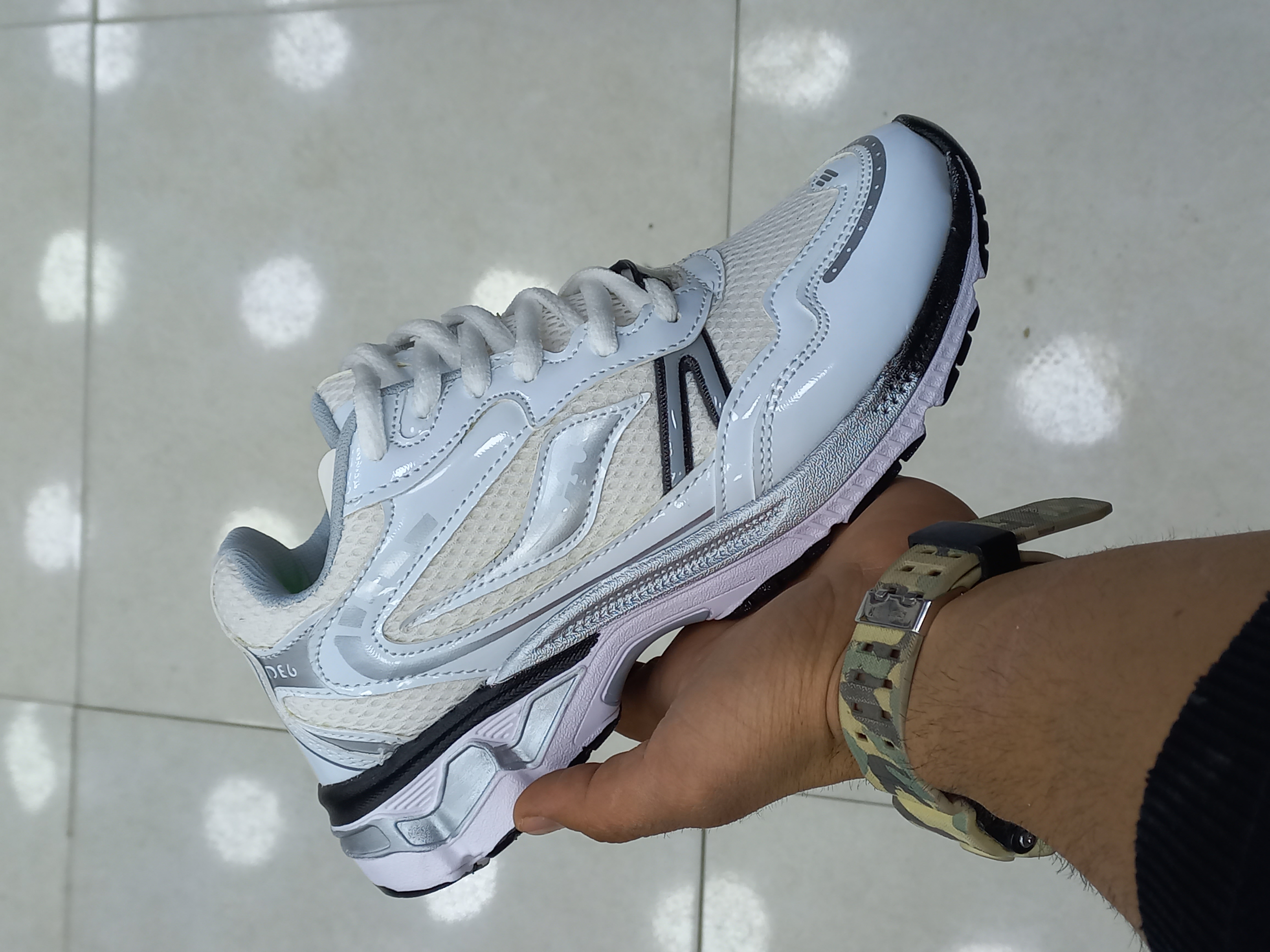 کتونی ورزشی ساکونی دخترانه و پسرانه رنگ مشکی و سفید