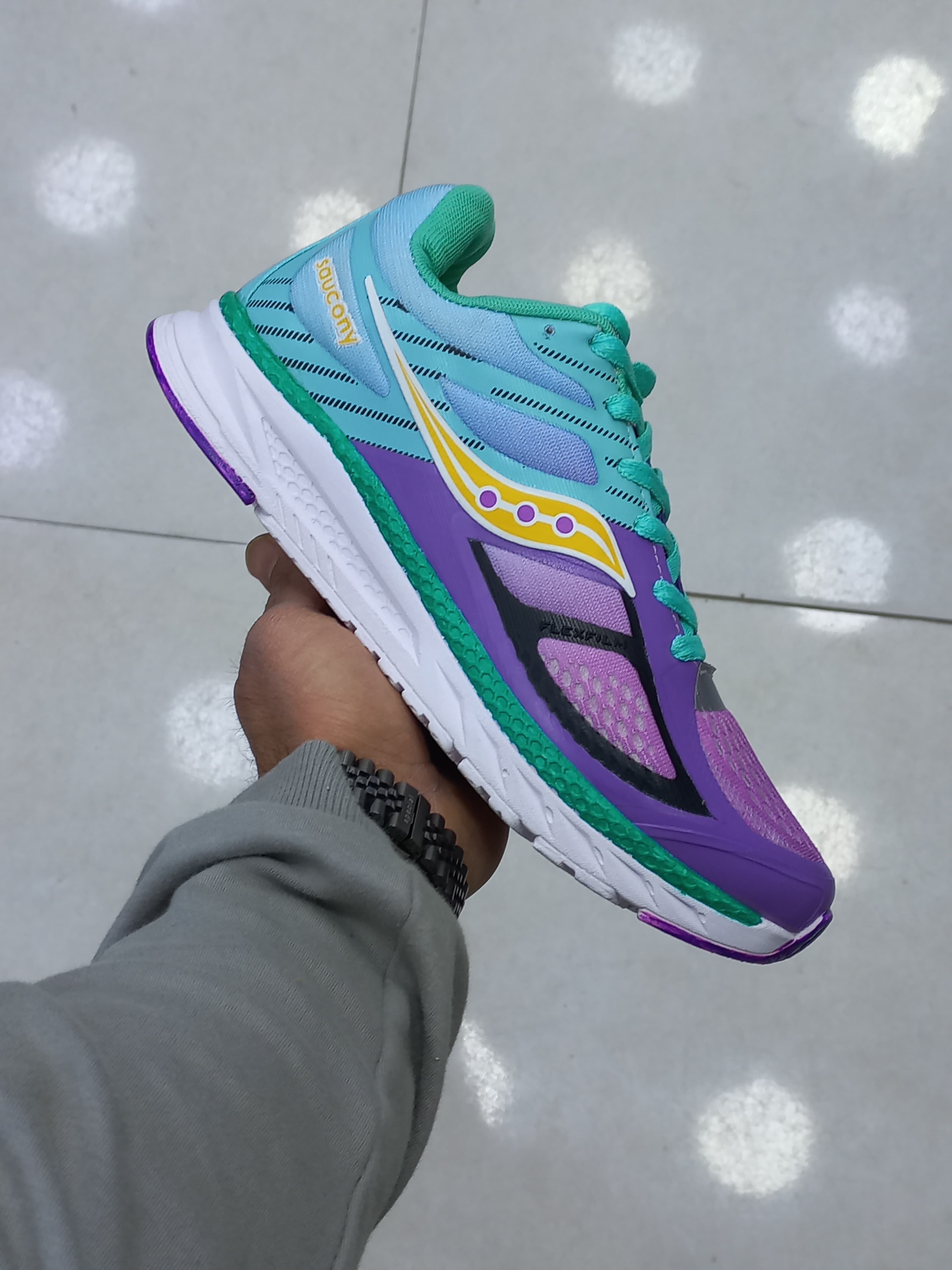 کفش و کتانی ورزشی ساکونی رنگ بندی جدید و جذاب