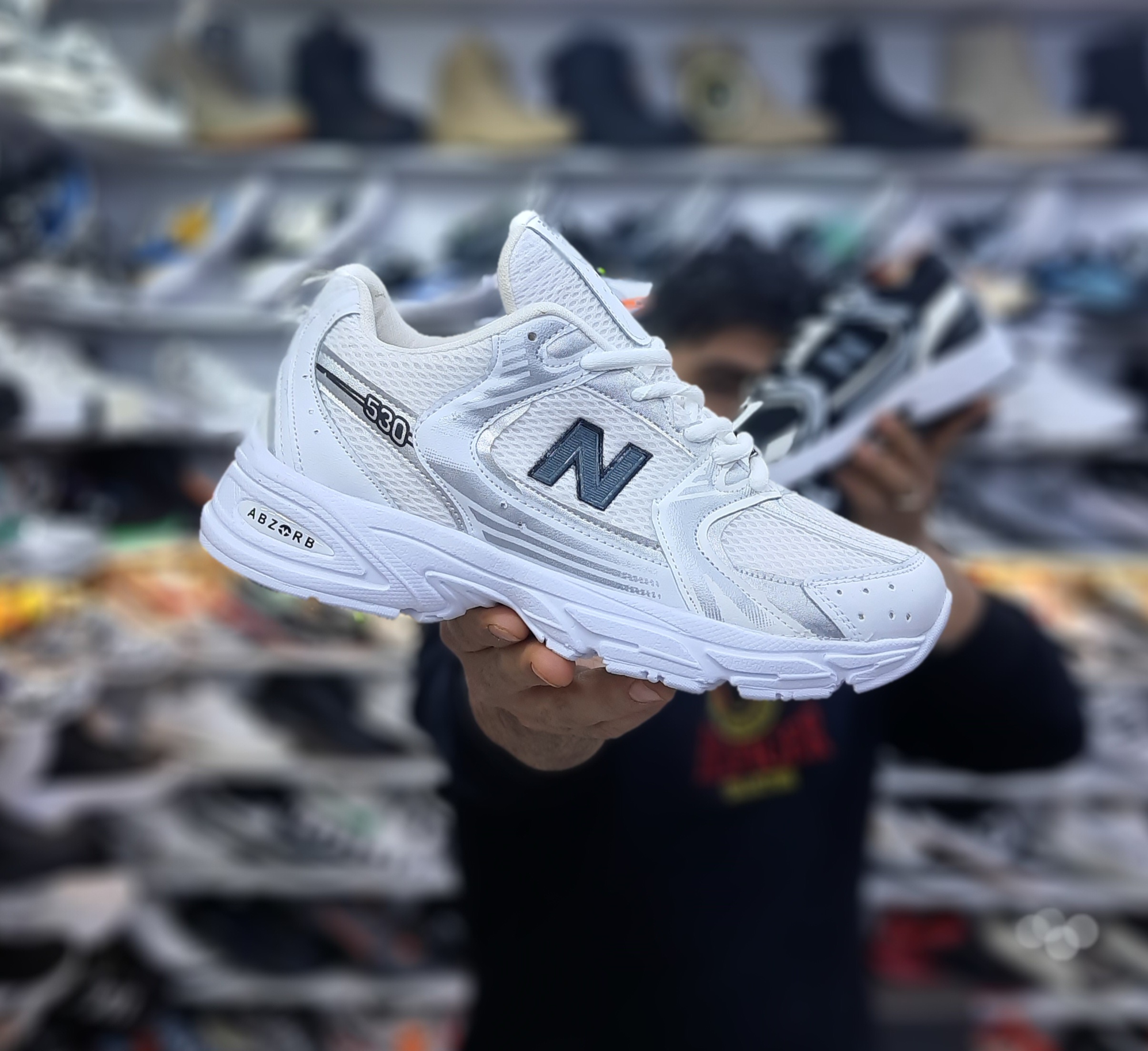 کتونی نیوبالانس ۵۳۰ مردانه سفید نقره ای حراج