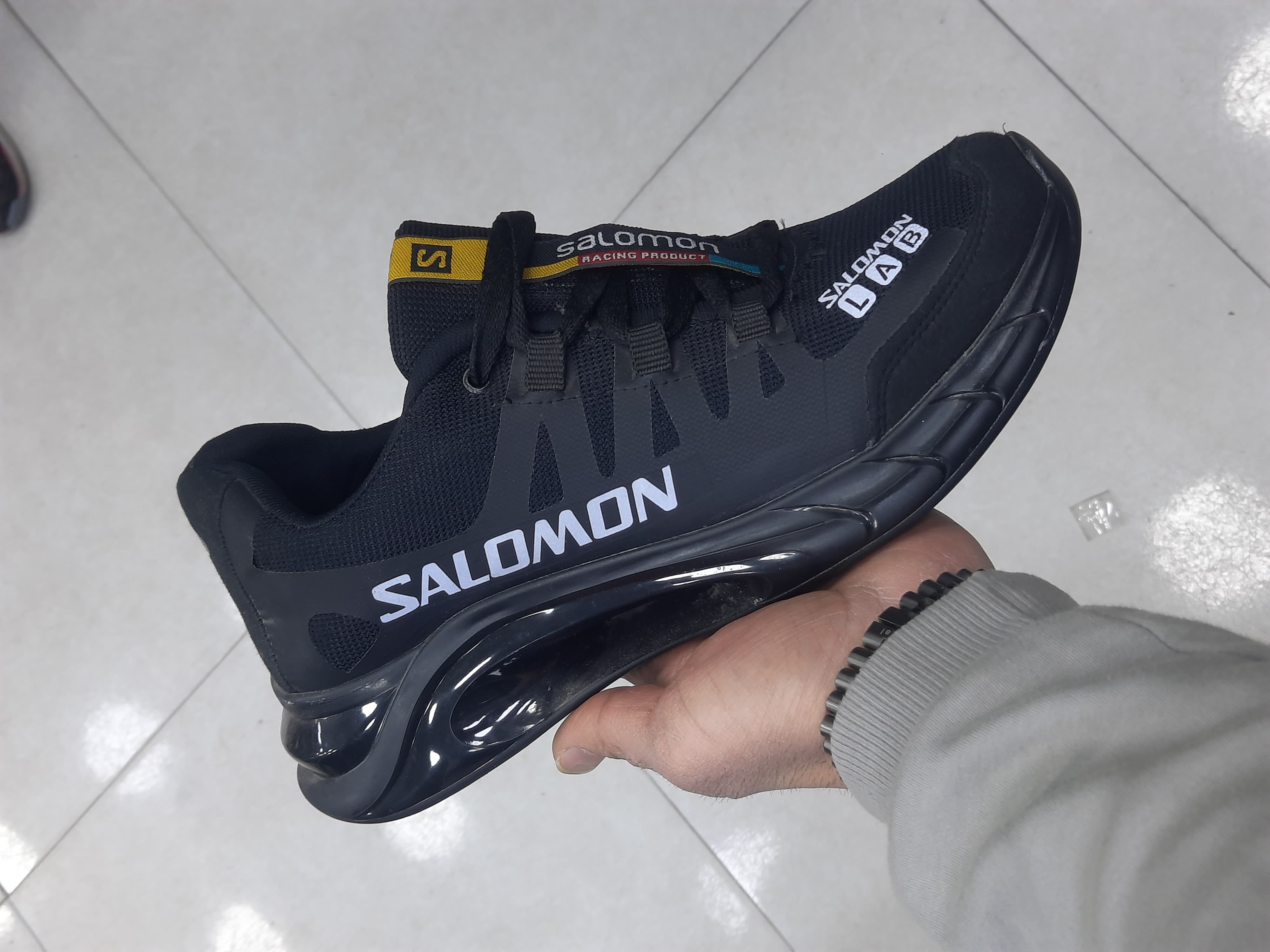 کتونی سالامون رنگ مشکی بندی حراج تکسایز ۴۱