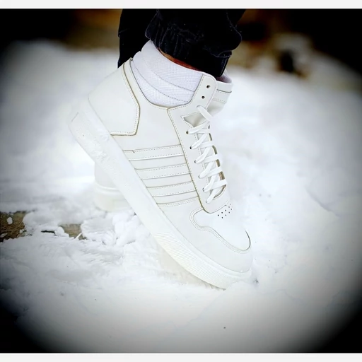 کتونی آدیداس ساقدار رنگ مشکی حراج ۲۹۸ هزار