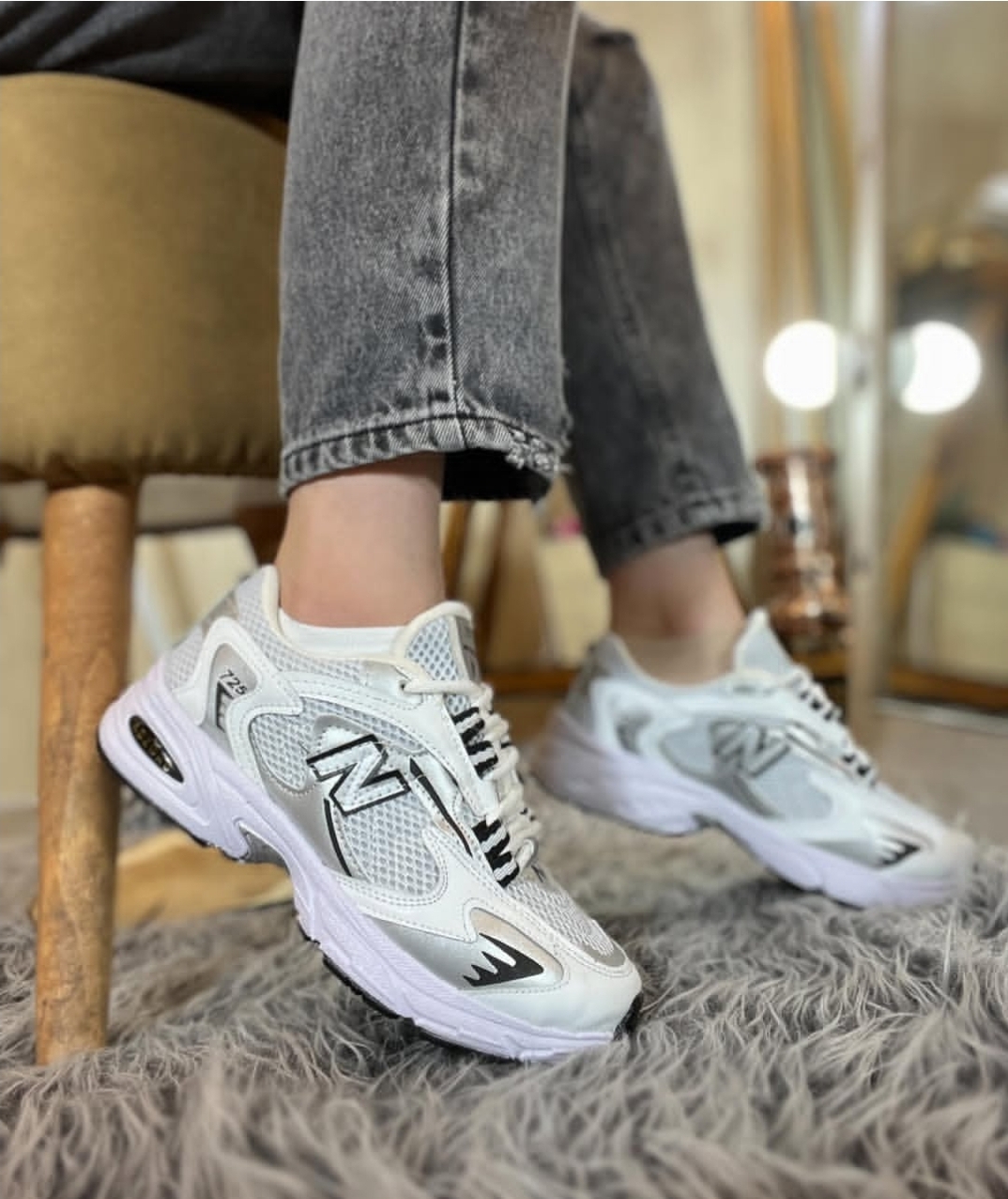 کتونی نیوبالانس 725 زنانه رنگ سفید نقره ای جدید و ترند