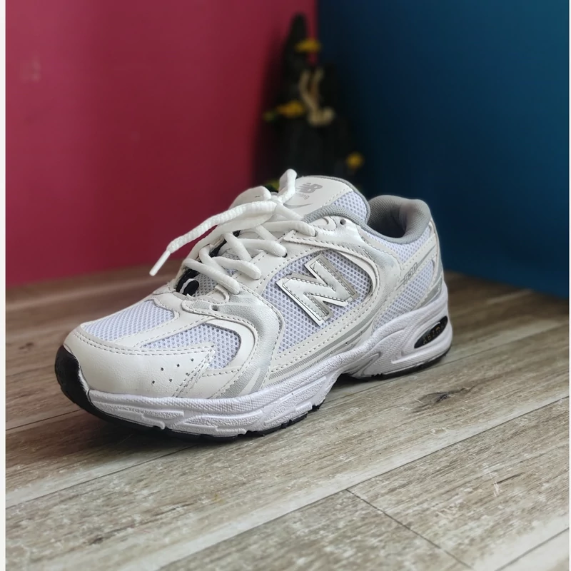 کتونی نیوبالانس 725 زنانه رنگ سفید نقره ای جدید و ترند