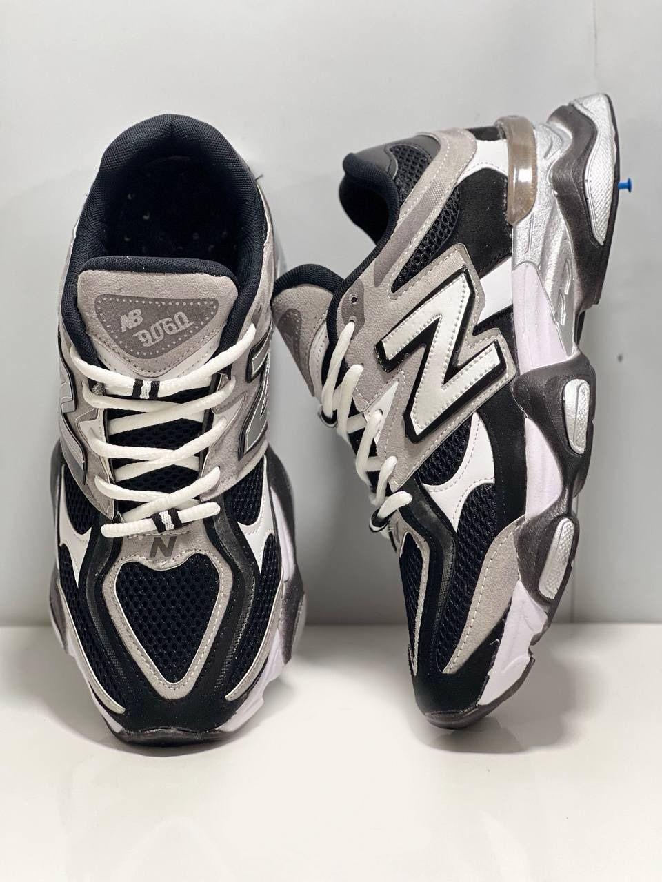 کتونی نیوبالانس 725 زنانه رنگ سفید نقره ای جدید و ترند