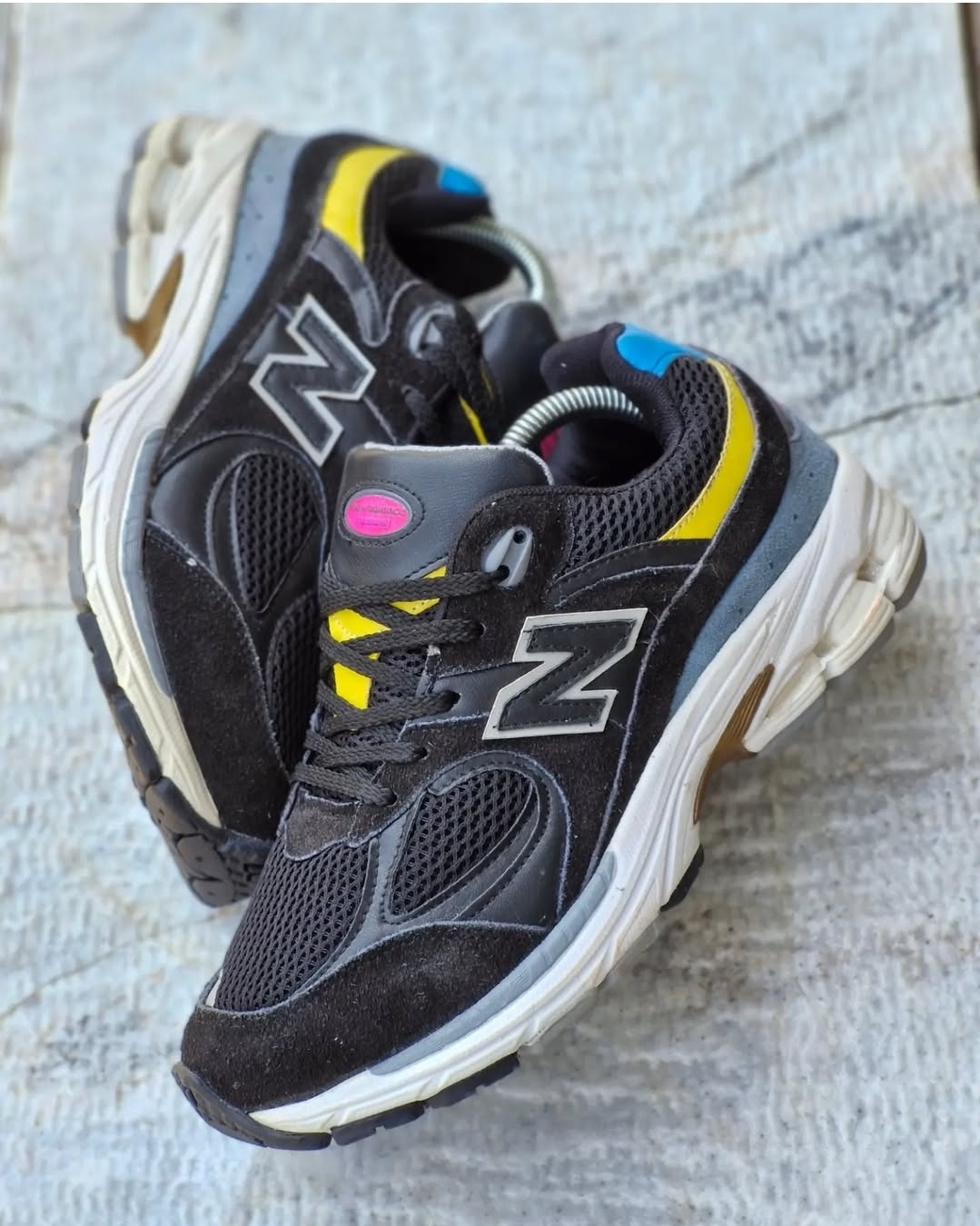 کتونی نیوبالانس ۲۰۰۲ رنگ کرم قهوه ای جدید و ترند حراج شد new balance