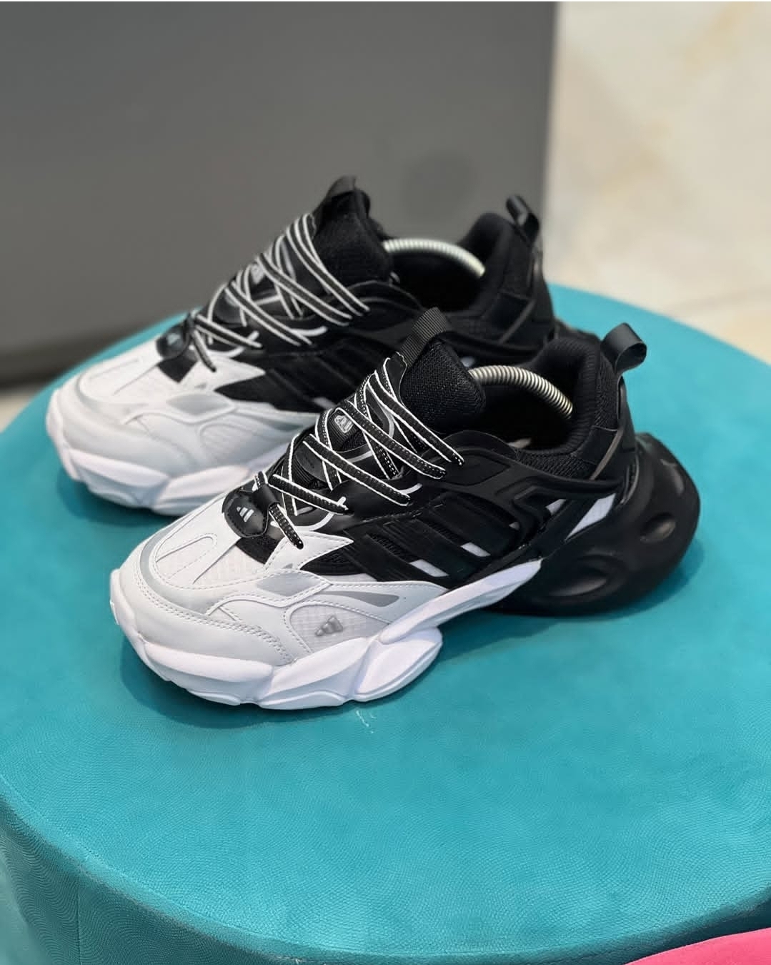 کتونی آدیداس دیلاکس رنگ سفید مشکی جدید و ترند