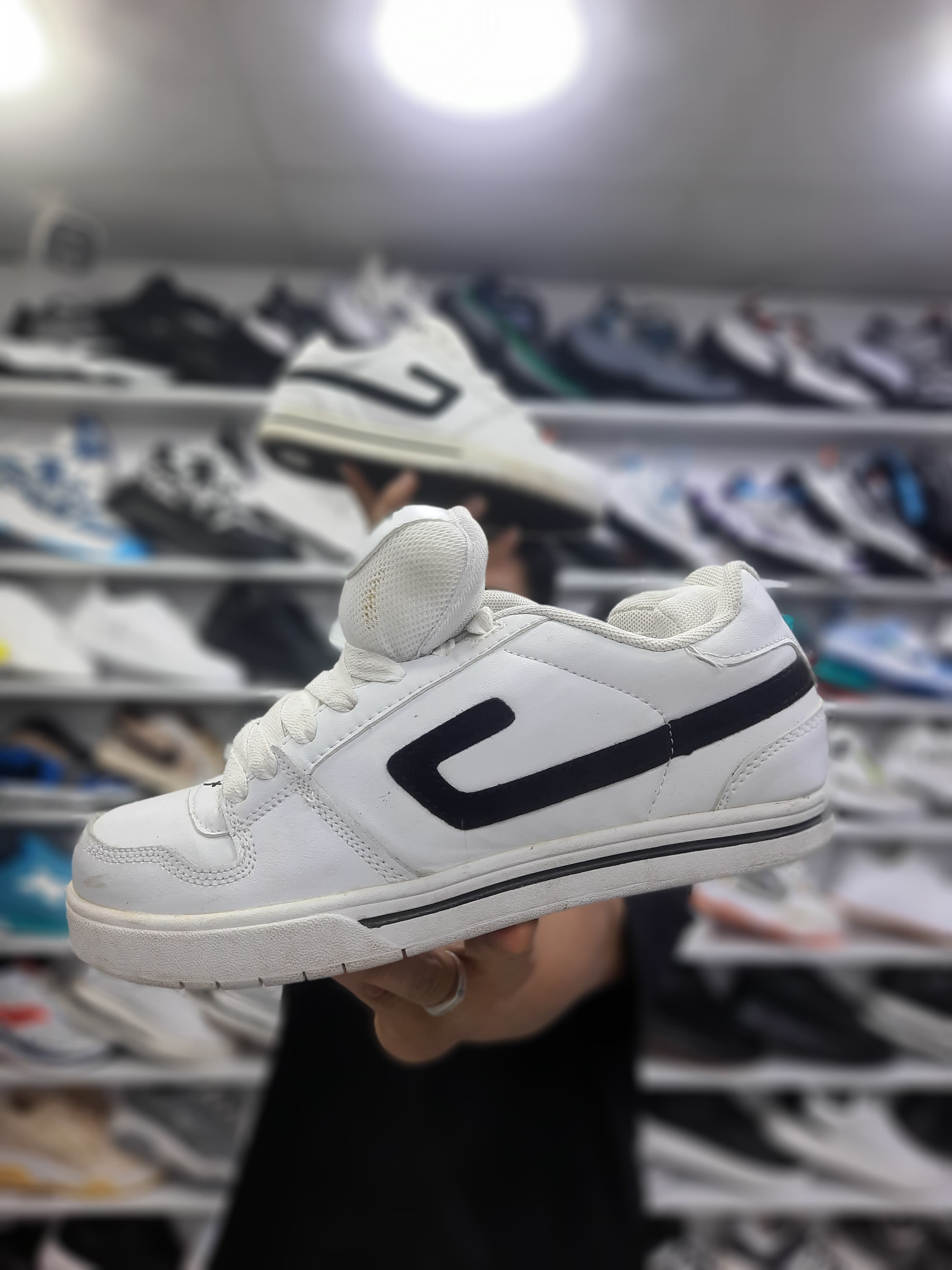 کتونی خارجی کناپ رنگ سفید مشکی تکسایز ۴۱ knup