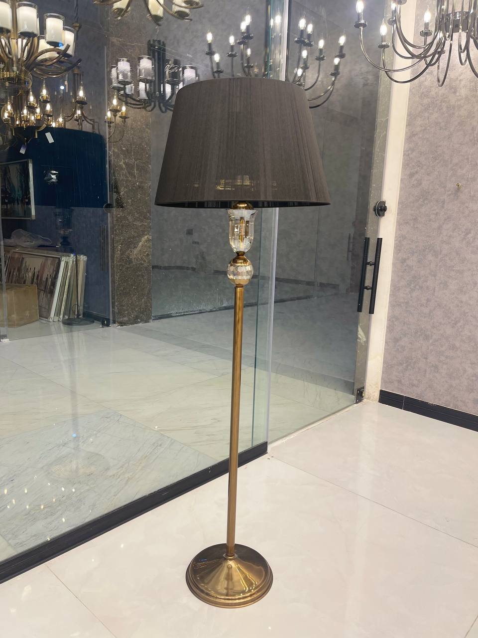 کنار سالنی تک لامپ